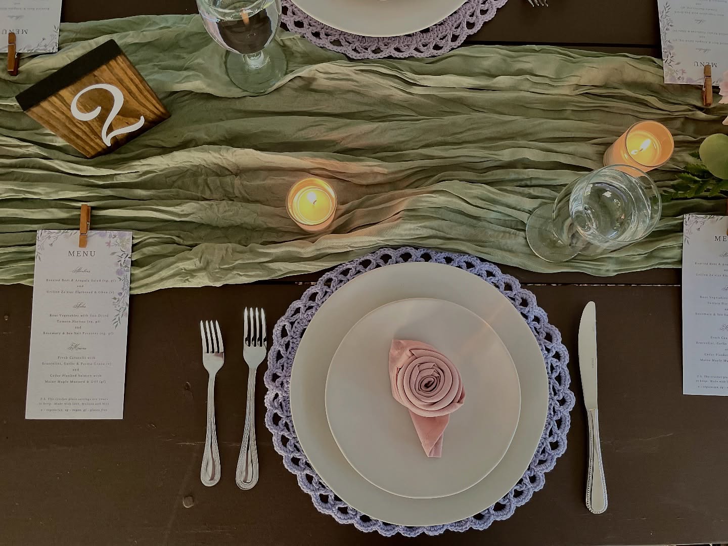 When the bride crochets everyone a place setting to bring home. 👌
•
We LOVE a beautiful table scape with your personal touches.