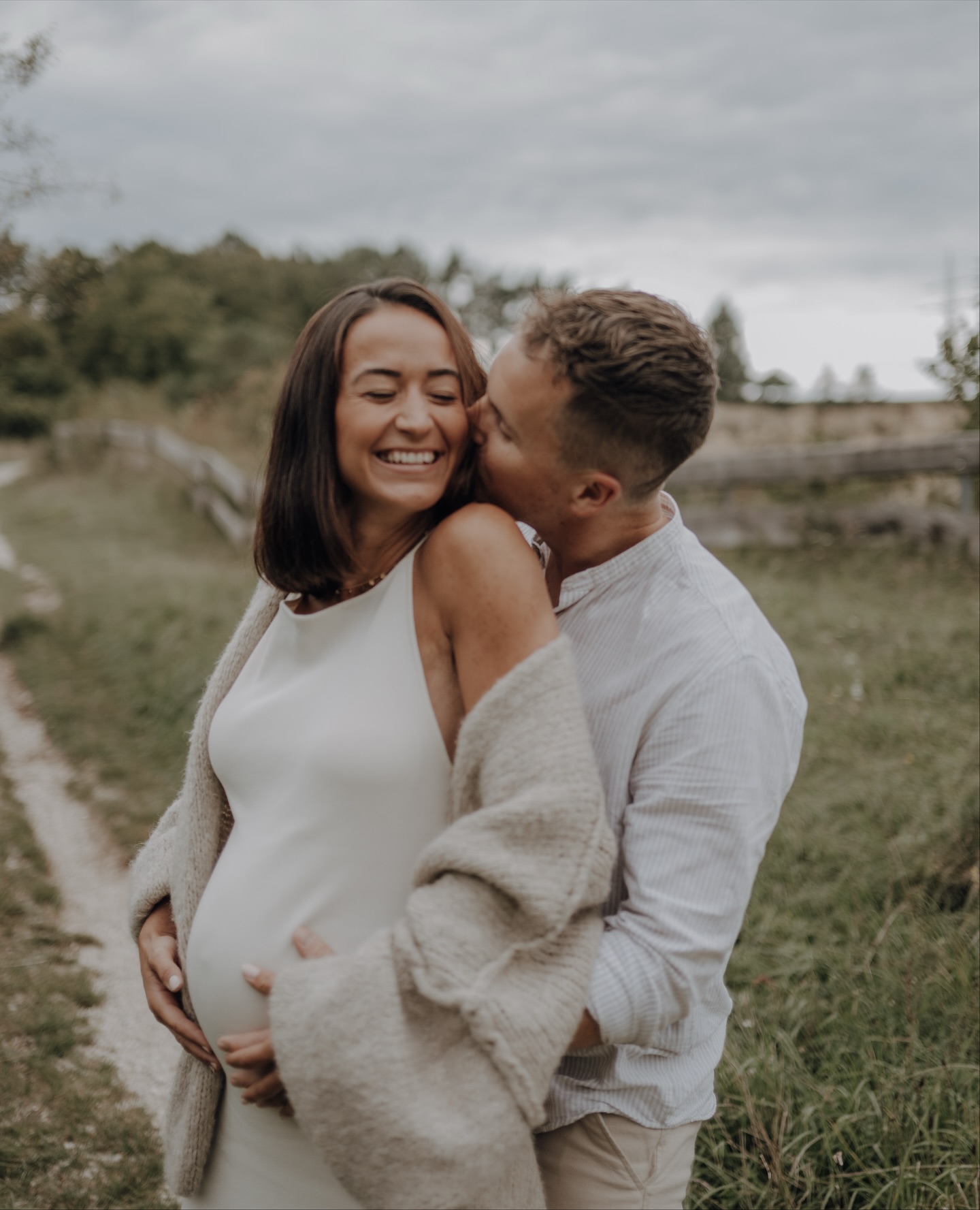 Diese Babybauchsession mit @steffi.schie und @jo_schi91 zeigt perfekt, dass es nicht immer einen Sonnenuntergang braucht um wunderschöne Fotos zu bekommen 🤎🐶☁️
#babybauchfotografie #babybauchshooting #maternitysession #babybelly #parentstobe #dogphotography #pregnancyphotoshoot #momanddad #familygram