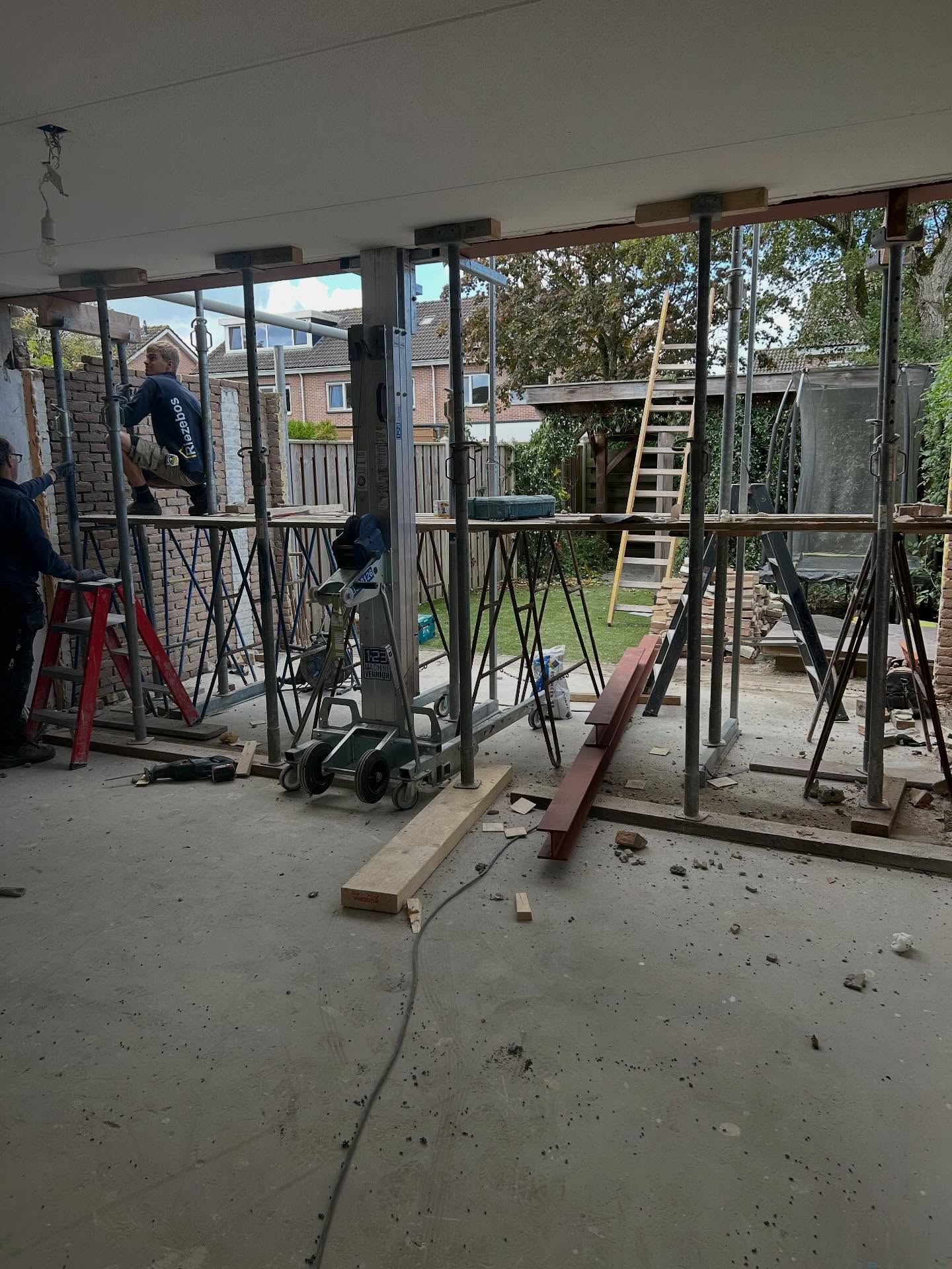 En de stalen balk ligt er in👌 met behulp van @kraanverhuur.wienen
Vorige week zijn wij gestart met deze verbouwing, naast constructieve voorzieningen wordt de uitbouw vervangen, nieuwe trappen en deuren geplaatst, alles gestuckt en vloerverwarming wordt aangelegd