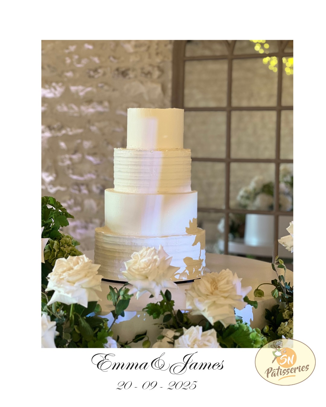 Dernier mariage de la saison 2025 dans le cadre magique de N3 Le Château.
Un wedding cake 4 étages aux saveurs vanille/framboises, mangue/passion et citron/myrtilles
Merci à Emma & James pour leur confiance 🤍
-----------
Last wedding of the season in the enchanting setting of N3 Le Château
A 4-tier wedding cake with vanilla/ raspberry, mango/passion fruit and lemon/blueberry flavors
Grateful to Emma & James for their trust 🤍
20.9.25 Emma and James. No3 The Chateau
Wedding Planning, Design and Coordination @chatelaine_events
Venue @restore_the_chateau
Photographer @visualsbyabbi
Caterers @maisonroussarie
Florist @rawbloomfloristry
Hair @hairbyslo
Makeup @sophiefleurbeauty_mua
Music @likeitlivemusic @fete24france
Celebrant @helenbutlerelebrant
Cake @snpatisseries
Stationery @by.chloe.louise.art
#weddingcake #gateaudemariage #weddingcakedesign #frenchwedding #mariageenchateau #southwestfrance #n3lechateau #hautepatisserie #frenchpatisserie #cakeartist #weddingseason #celebratelove #instawedding