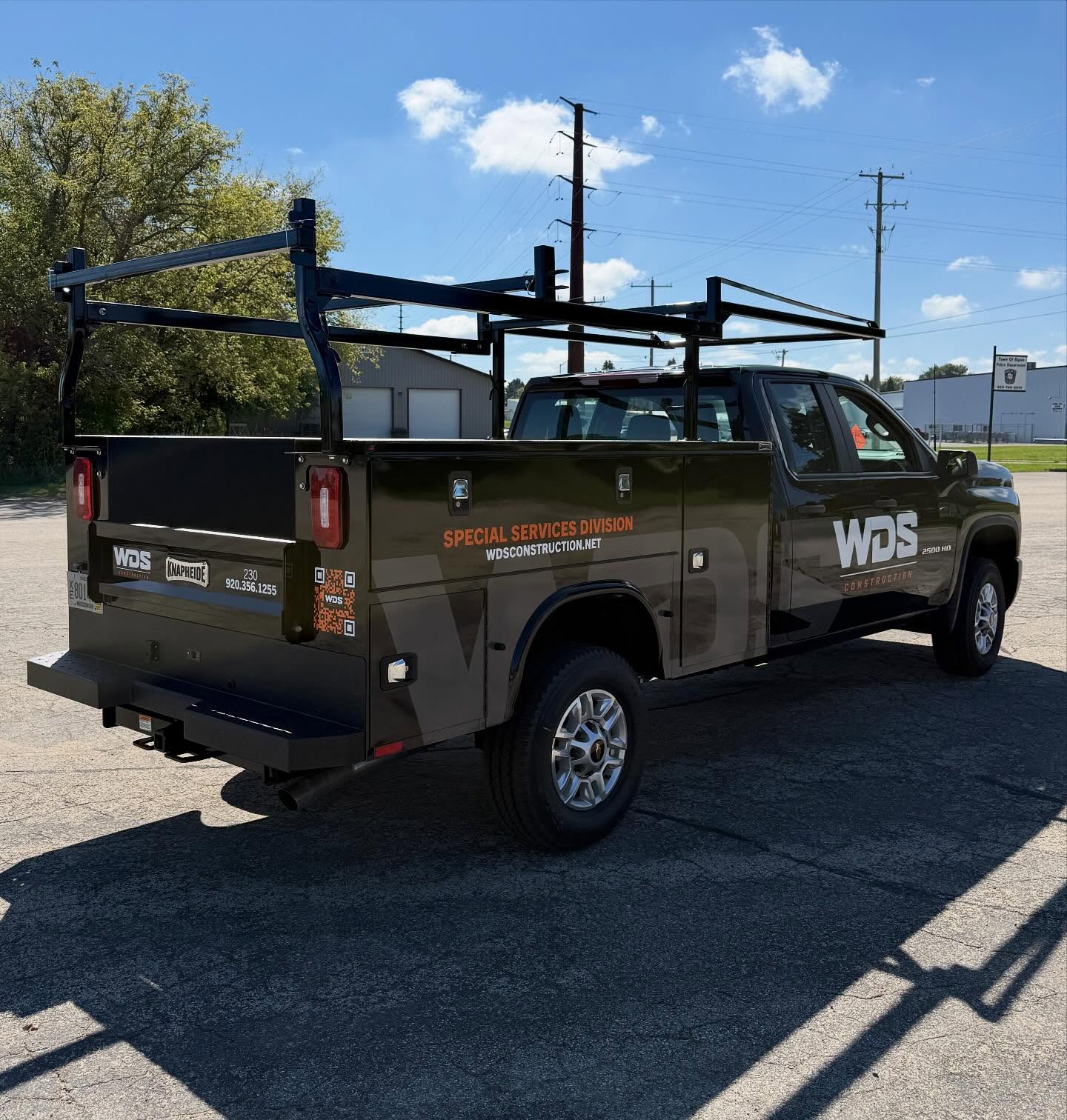New graphics install for @wds_construction
.
.
.
#fleetgraphics #workfleet #vehiclegraphics #truckdecals #vinyldecals #riponwi #beaverdamwi #bluedesignco