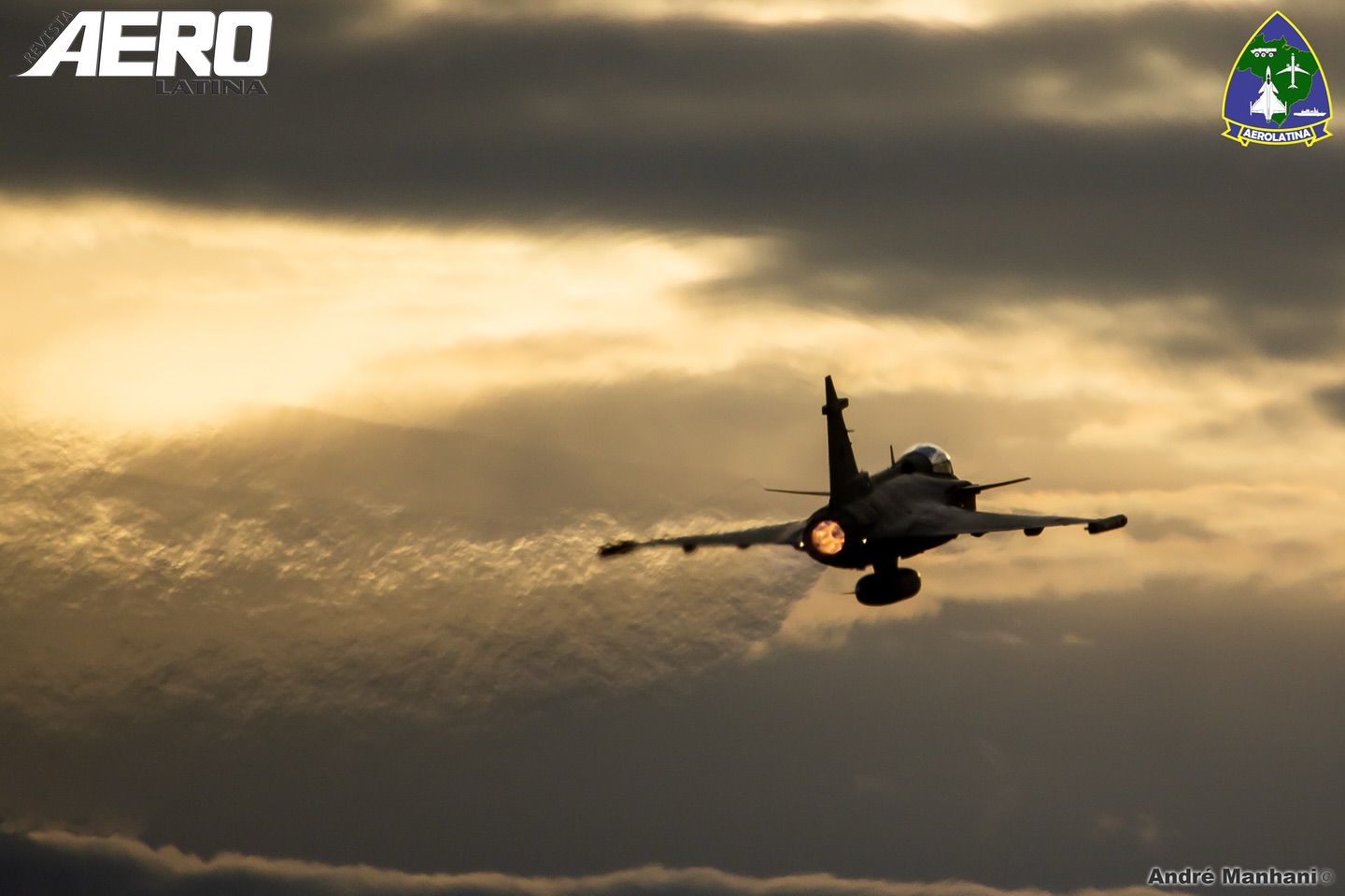 Olá amigos, neste domingo, 28 de setembro acontece o tradicional Portões Abertos do PAMA-SP com muitas atrações presentes no evento.
Uma das atrações confirmadas com passagens é esta aeronave da foto e só pela silhueta você consegue identificar que aeronave é essa?
Deixe o nome dela nos comentários!!!