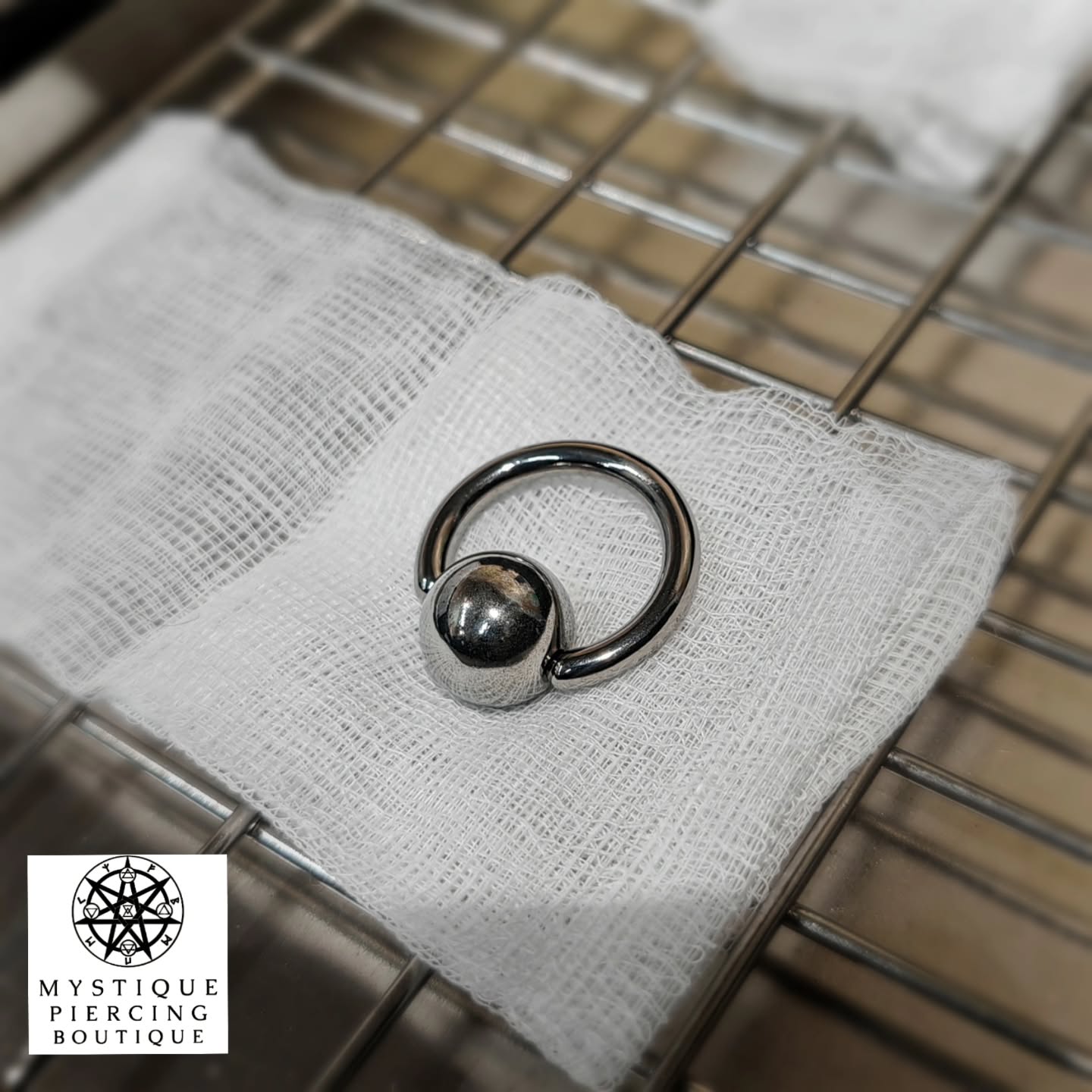 Custom made Titanium BCR 4x22mm, with extra chunky surgical steel ball at 16mm for an extra weight 💪💪💪