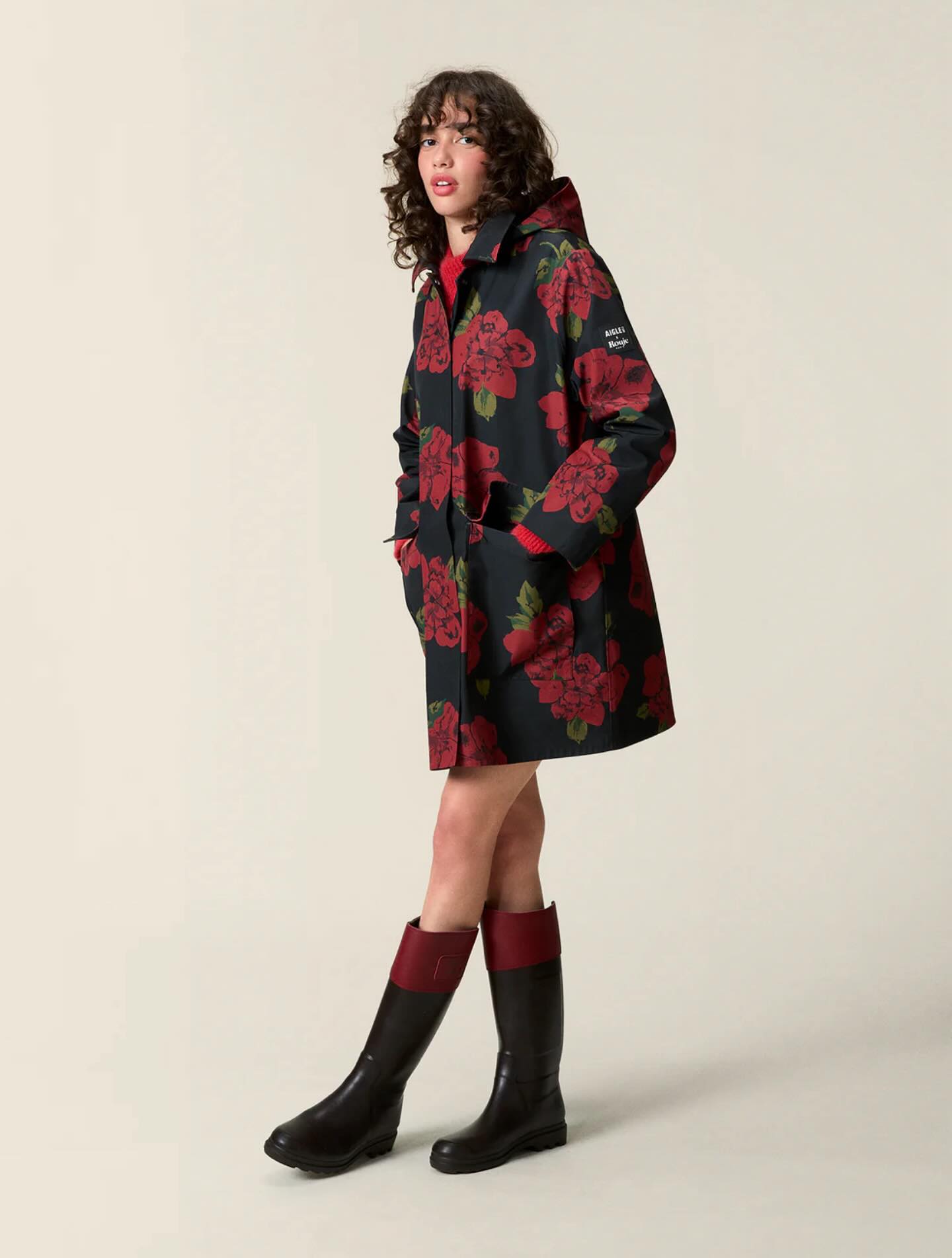 C’est LA collaboration de cet automne, @rouje et @aigle nous habillent pour affronter la pluie en couleurs et en fleurs ! 🌹❤️#rouje #jeannedamas @jeannedamas #aigle #veste #bottes #mode #automne #magazine #showcasemagparis
