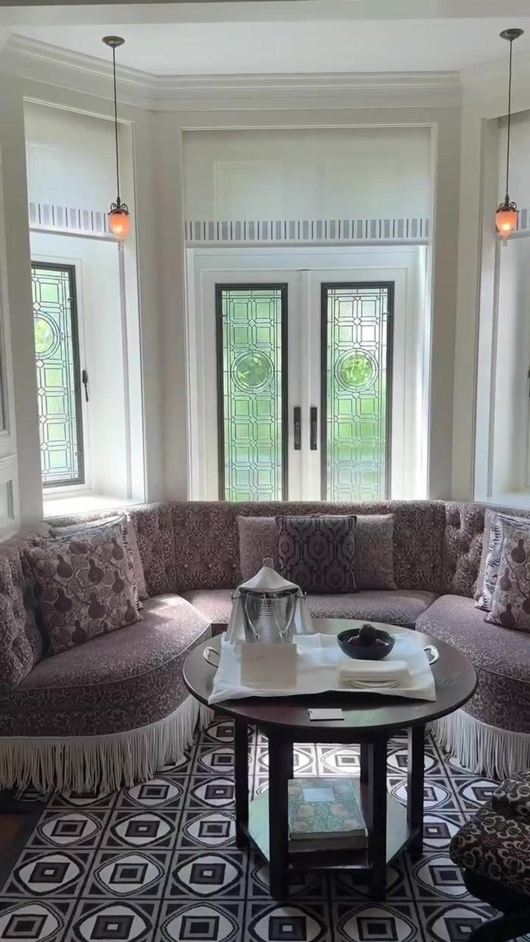 Stepping through the unmarked door of @atsloane in Chelsea feels like entering a hidden gem in London—quiet luxury at its finest. From the elegant library-lounge check-in to the secret top-floor restaurant with vaulted charm and sweeping views, every detail is curated.
Our very own @kyleebell provides an in depth review of her recent stay in a new blog post up on our site now, including sharing this inside look at her room. The artfully styled Apartment Sloane has two bedrooms, marble-tiled baths, a secret walk-in wardrobe, and cashmere drapes.
Did we mention there’s also a speakeasy? Think velvet, jazz, and dim lights—cocktail hour never felt so intimate. 🍸
If you’re looking for a refined stay in London where design, comfort, and discretion meet, this one’s for you.
Book with us to receive VIP treatment during your stay.
.
.
.
.
#AlpenglowTravel #AtSloane #Chelsea #London #HiddenGemHotel