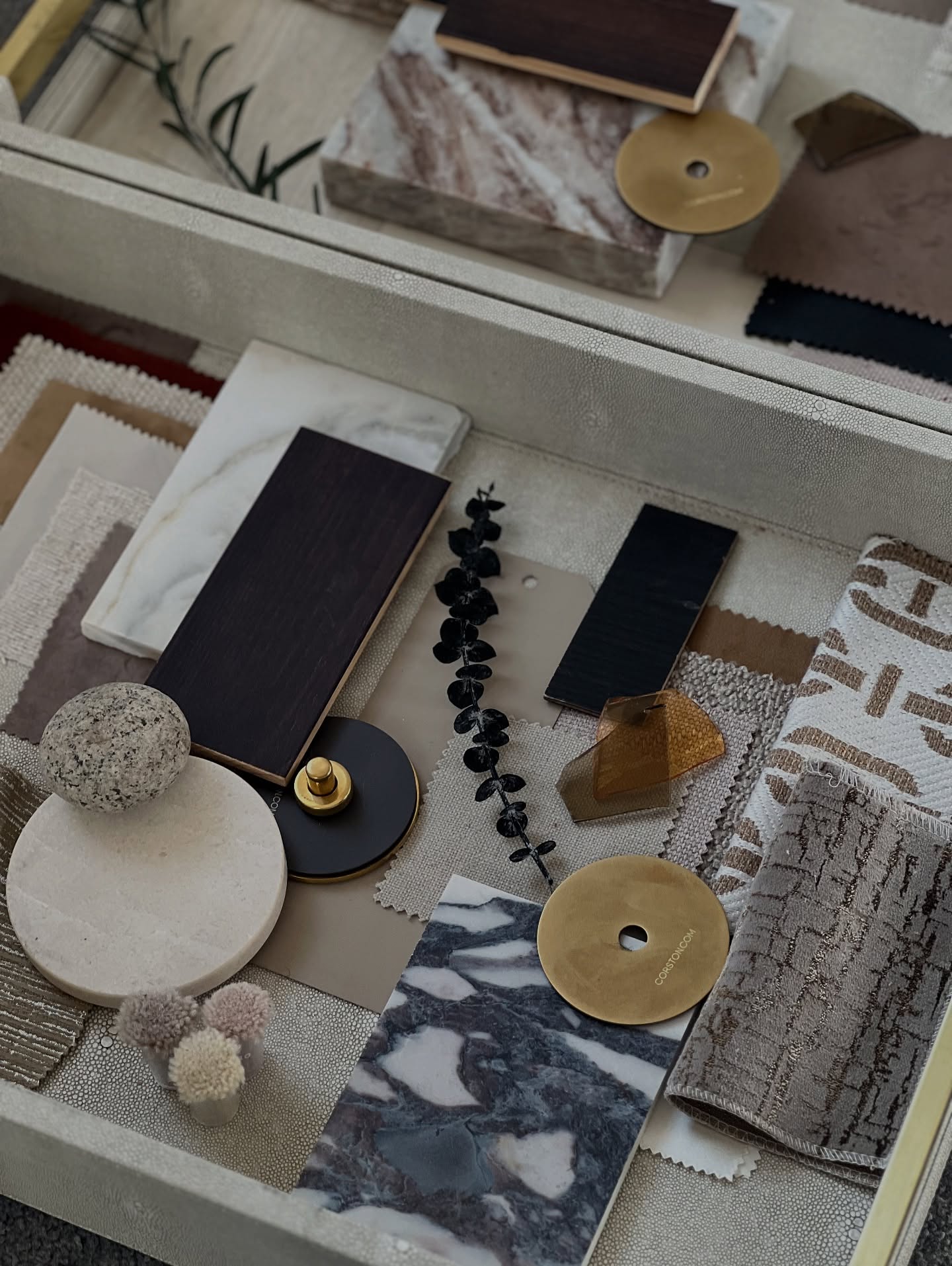 🖤 S C H E M I N G 🖤 #moodboardaesthetic #materials #materialsboard #flatlay #interiodesign #interiordesigncotswolds #interiordesignkent #interiordesigningservices #interior2you #interior4you #tetbury #tetburylife