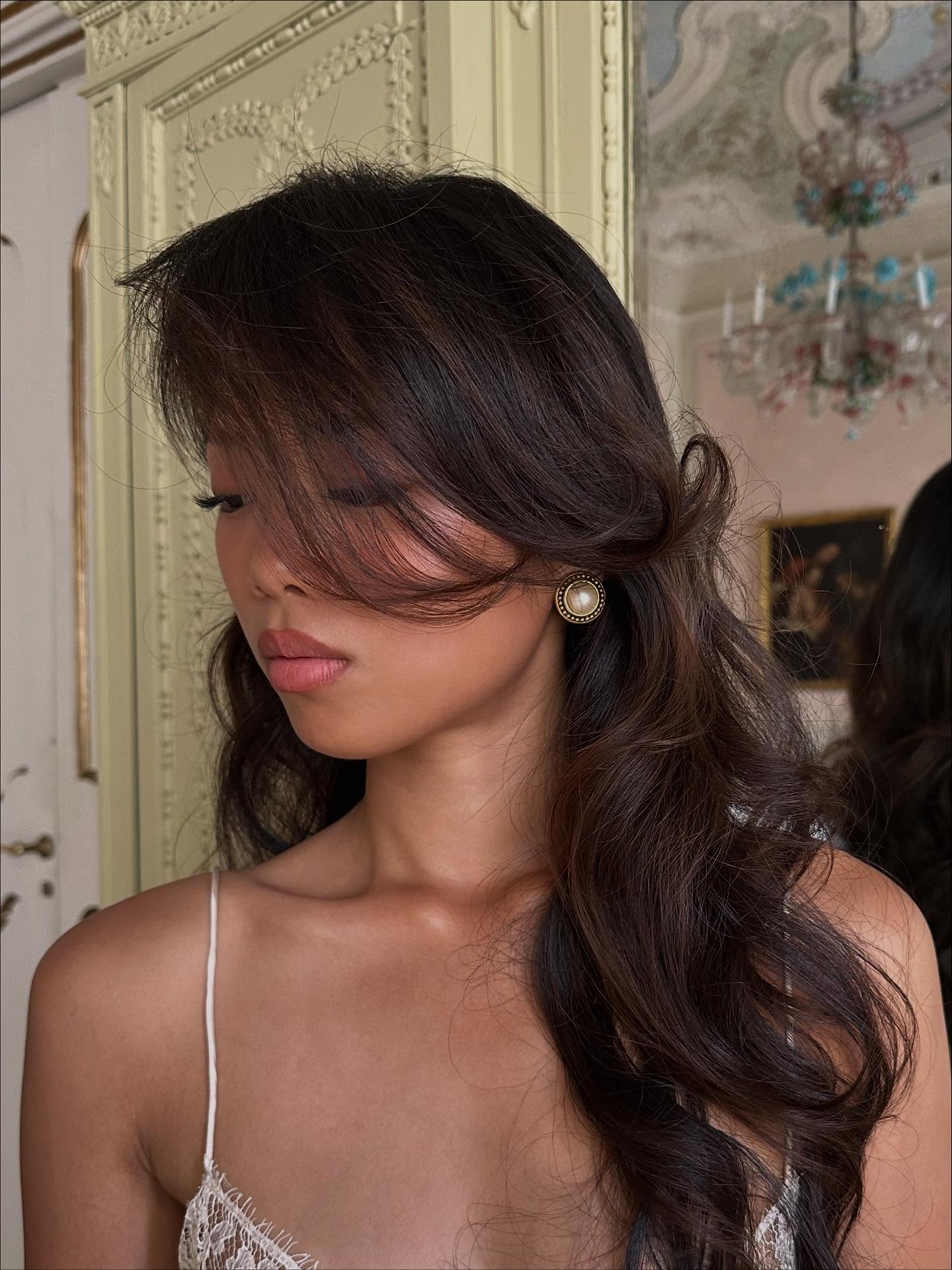 Created three effortless, timeless Italian-inspired hair & makeup looks for @angelinehey ✨A&M’s Sicilian wedding at @villatascaofficial and @segesta_parco_archeologico was truly inspiring and breathtaking. Congratulations again on your beautiful marriage! 🤍
#jiyoungyangbeauty #sicilyhairmakeup #koreanmakeupartistinparis #bridalfashion #beauty