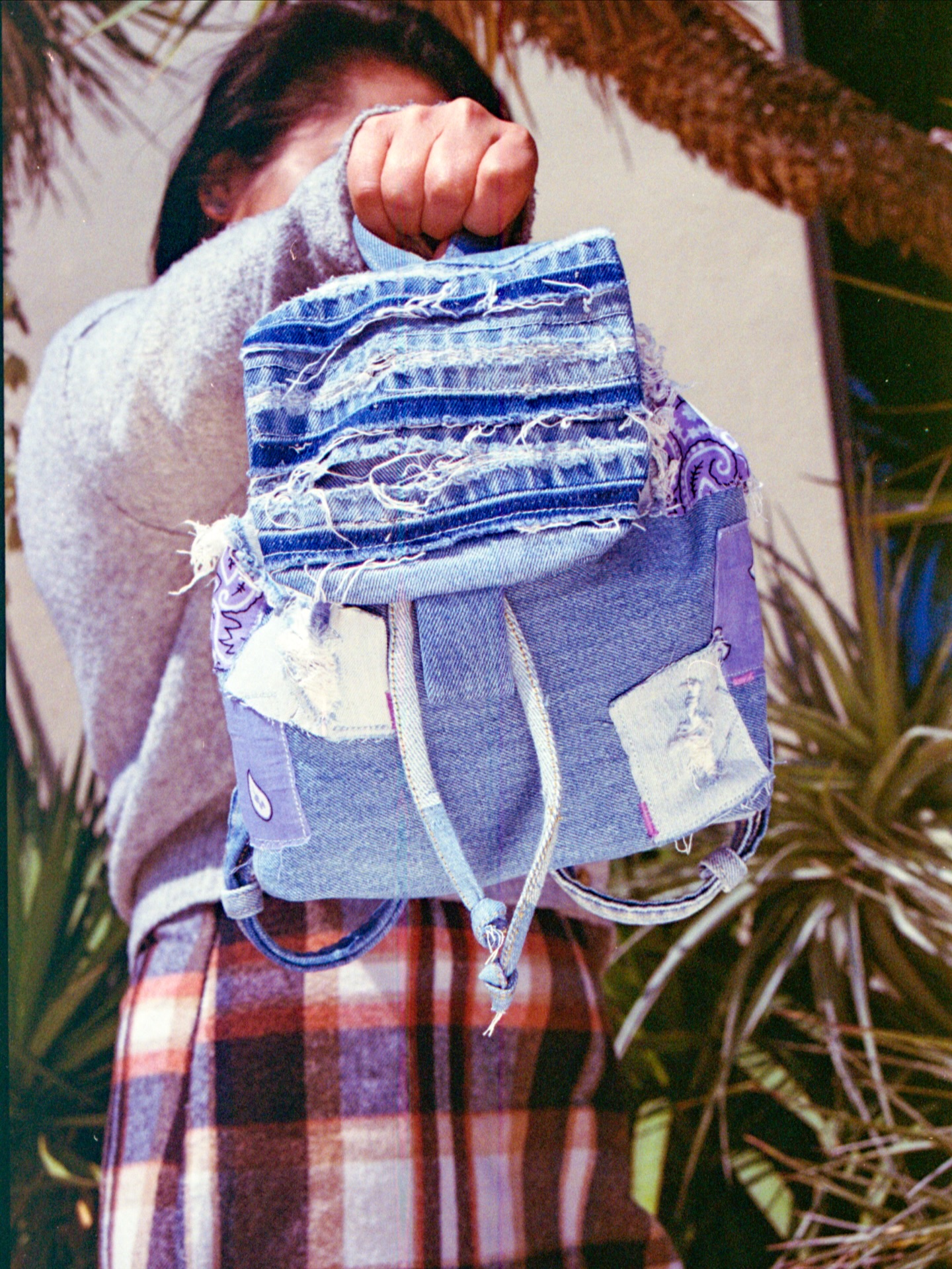 Summer’s fading and fall’s rolling in 🍂 This cutie was sold back in August at Renegade Craft and I still think about her 😭💙
Denim scraps, raw edges, and all the cozy vibes can’t wait to make more like her for the new season ✨
#ShoppeDreamy #fallvibes #denimbag #craftfair #oneofakind #upcycledfashion #cozygirl