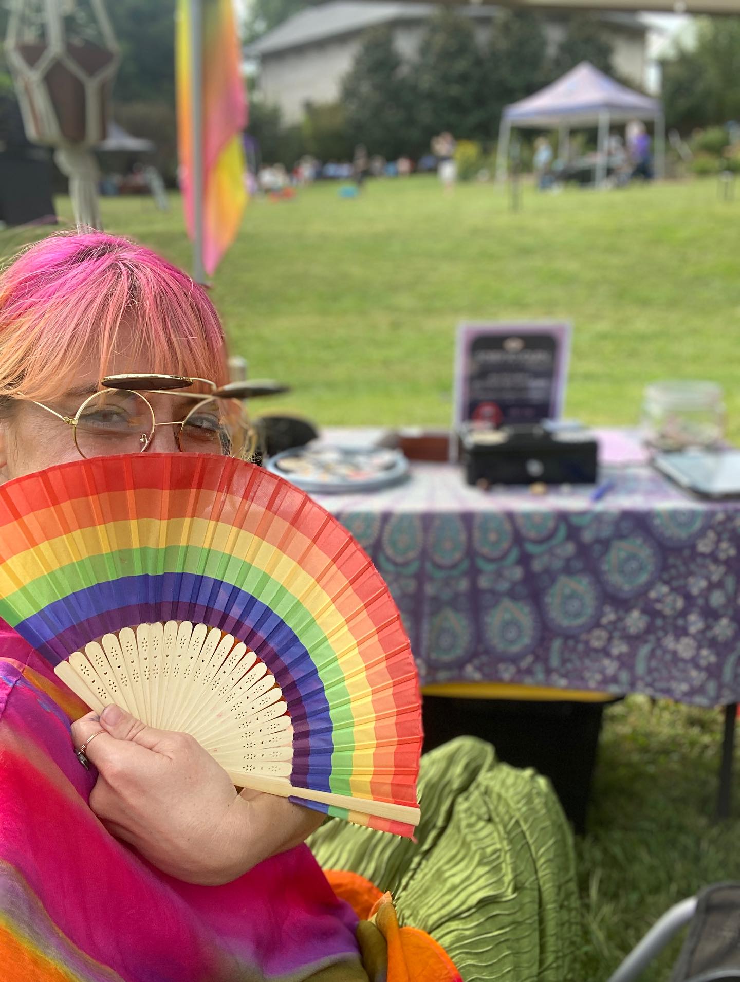 Only photo I got at @fizzandbeats last weekend cause I was so busy winning the celebrity tasting contest!!! Cheers to my neighbor @cordialcowboync and @darngoodlemonade it was so wonderful meeting y’all!! 🤩