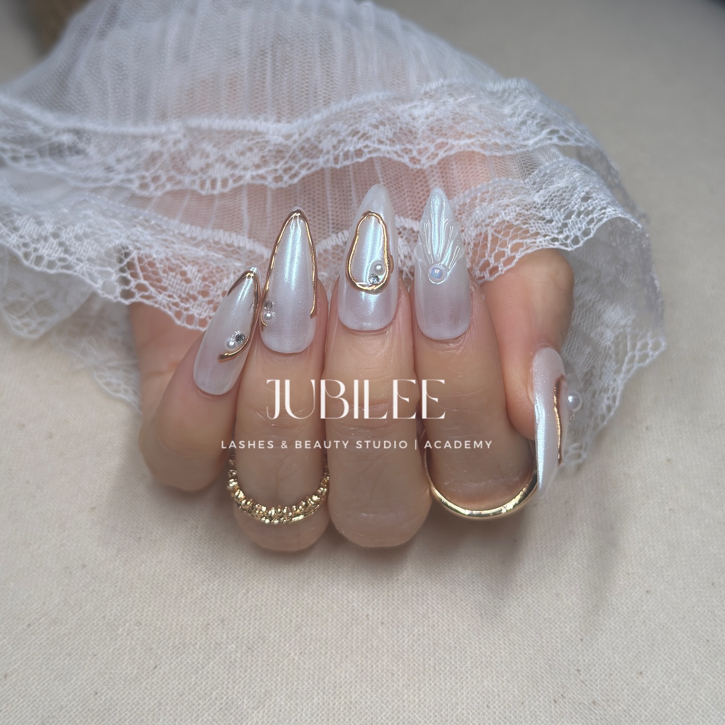 💍✨ Ready to say “I do” with the perfect bridal nails ✨🤍
Soft pearl shine, delicate 3D accents & a touch of gold – the ultimate match for your big day. 👰💐
Because every detail counts when you’re holding forever in your hands. 💫
#BridalNails #WeddingNails #ElegantNails #BridalInspo #NailArt #WeddingInspiration #NailDesign #LuxuryNails #BridalBeauty #BrideToBe