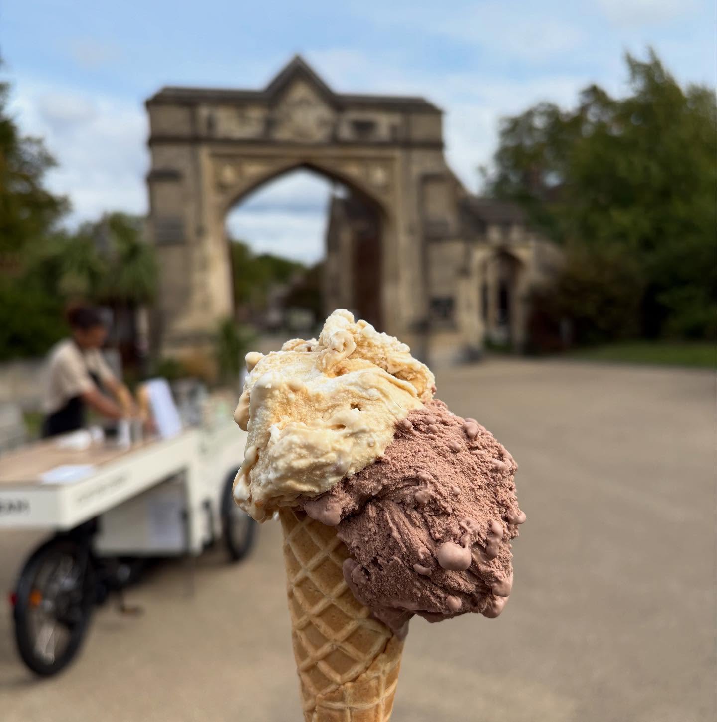 Flavours:
- POPCORN = popcorn gelato with toffee popcorn ripple
- CARROT CAKE = cream cheese frosting gelato smashed with homemade carrot cake
- rum & raisin
- chocolate hazelnut
- pistachio
- yoghurt & black cherry
- Jersey milk
- dark chocolate single origin Ecuador
- passion fruit
- lemon & mint
#londonicecream #hernehill #brockwellpark #SW2 #SE24 #stationsquare #hernehillmarket #brixton #london