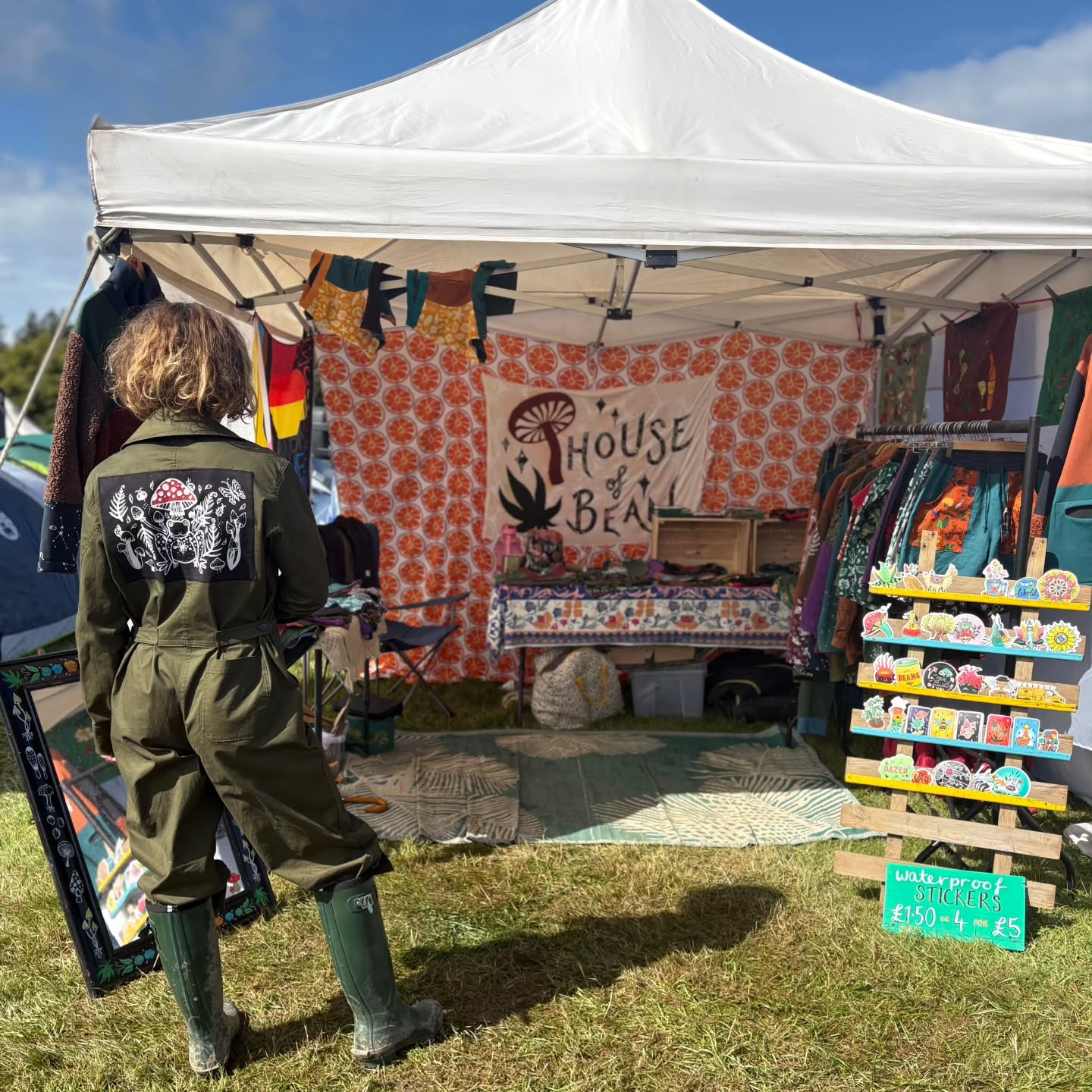 was well happy with my waterproof puddlesuit at @allthingsfungifestival staying dry warm AND with an amanita muscaria toad patch on my back āØš¤
www.houseofbeanco.com
#illustration #botanical #hempclothing #sustainableclothing #handmade #madetoorder #smallbusiness #screenprint #mushrooms #amanitamuscaria