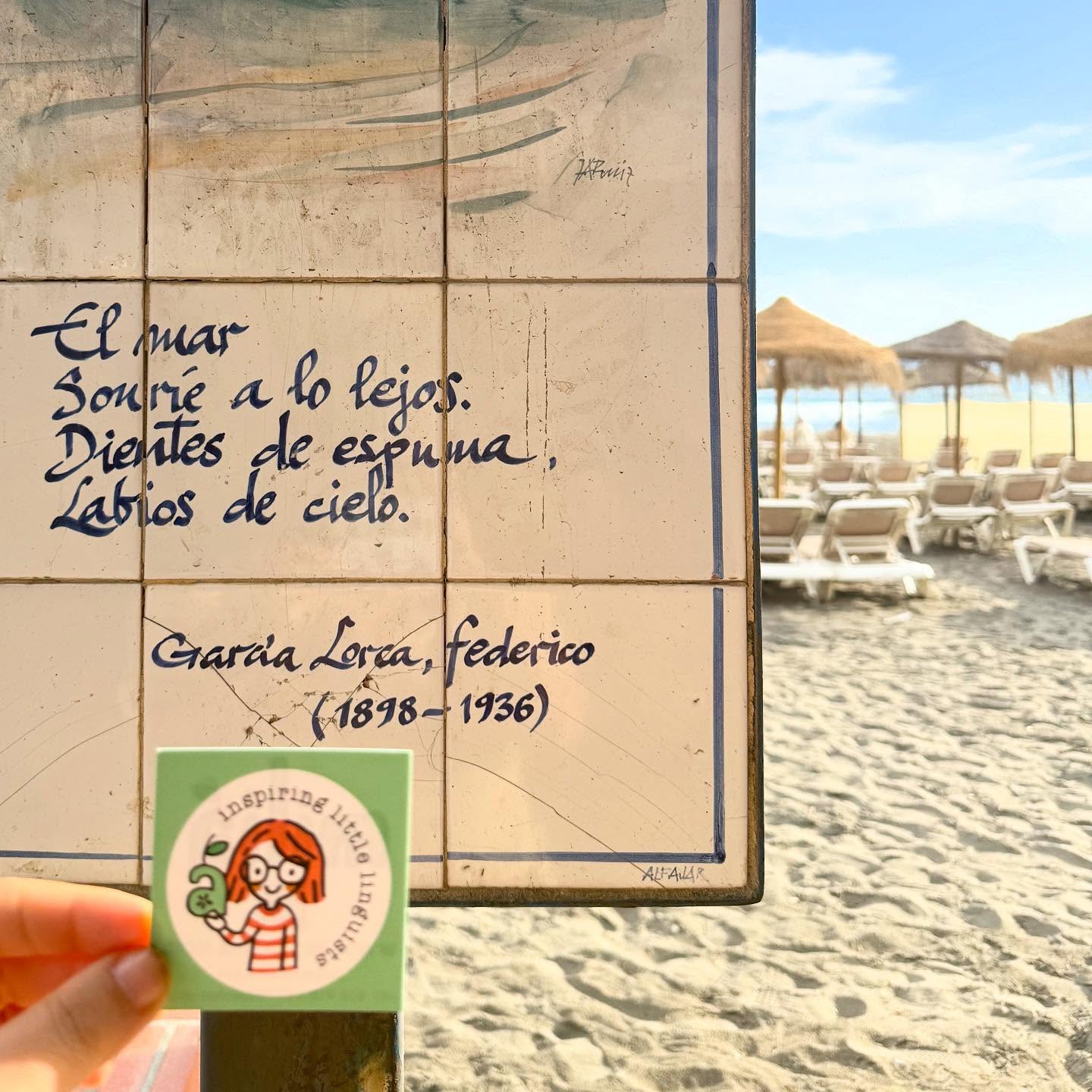 ⭐️ For our Spanish little linguists, wherever in the world they may be ⭐️
I came across this quote on a beach in Malagá. I always thought it was written by a Greek author, simply because I had learnt it in my language!
Today I discovered it’s written by Federico Garcia Lorca✨
I love it in Greek, and now even more in Spanish 😍
It’s the perfect example of what miliá stands for: words take on a special rhythm and beauty in our mother tongue, and that’s the feeling we want every child to experience ❤️
Η θάλασσα χαμογελά από πέρα, τα δόντια αφρός, ουρανός τα χείλη. 🌊
