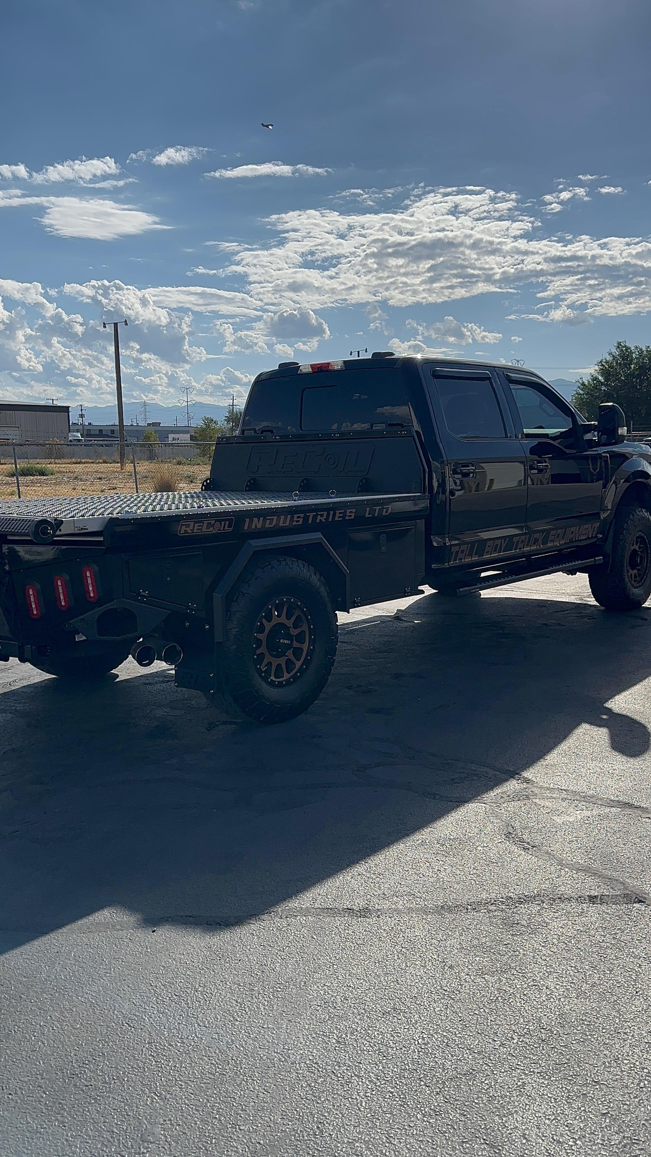 Now introducing: @recoil.industries 📸
These beds are stocked with
• 4 built in tool boxes
• Movable deck - rated at 2k lbs (HD model = 5k lbs)
• Non-skid UHMW lined decks
• 5,000 lb rated winch
• 22,000 lb rated weaved cable
#truckbed #truck #aluminum #steel #flatbed #trucks #flatbedtruck #truckupfitter #cool #upfit #tallboytruckequipment