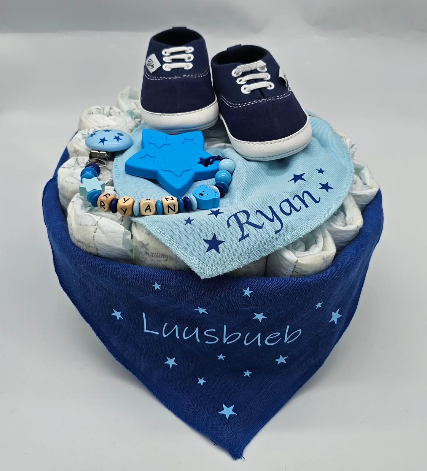 Mit dieser kleinen Windeltorte wurden die Eltern von Ryan beschenkt 🎁
#selinasbabygeschenke #mettendorf #thurgau #frauenfeld #pampers #windeltorte #nuschi #blau #luusbueb #pippi #dreieckstuch #hellblau #name #nuggikette #personalisiert #beissanhänger #stern #schuhe #geschenk #zur #geburt