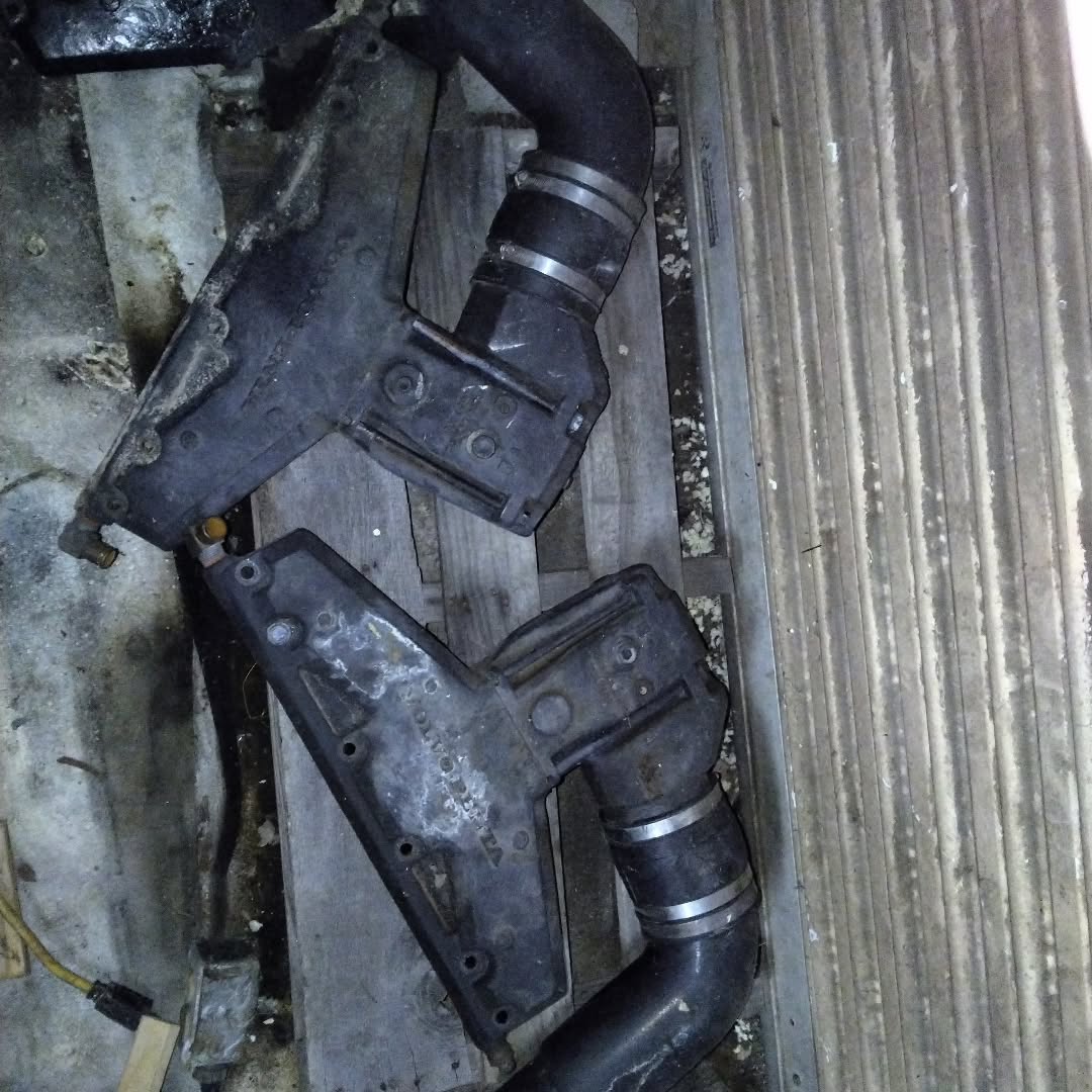 Volvo Penta V8 exhaust manifolds with risers