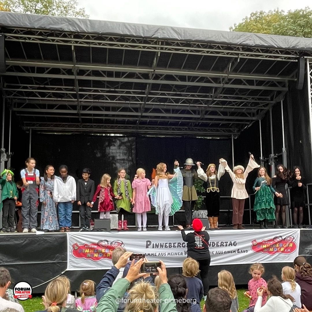 🌟 Letzte Woche waren wir beim Pinneberger Kindertag dabei! 🎉
Unsere Kindergruppe hat einen ersten Einblick in ihre neue Produktion gezeigt – und die Bühne erobert. 🎭✨
Natürlich durfte auch unser Stand nicht fehlen: mit Kaffee und Kuchen, ganz viel guter Laune und netten Gesprächen. ☕🍰
Wie jedes Jahr war es ein wunderbarer Tag – voller Begegnungen und viel Spaß.
Die Termine für die Kindergruppen-Produktion stehen noch nicht fest… aber keine Sorge: hier auf Instagram erfahrt ihr sie als erstes! 📅👀