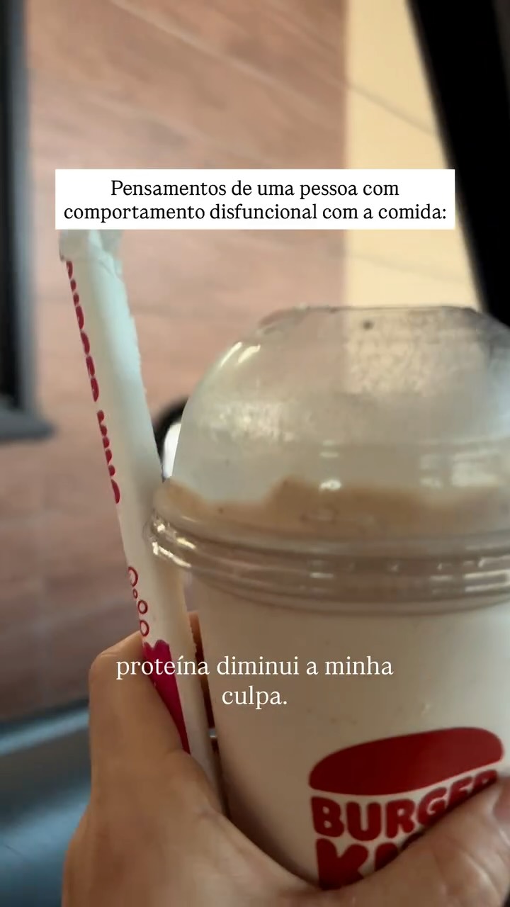 Se você já se pegou comendo escondido, como se a comida fosse uma fuga para algum sentimento, saiba que você não está só!
Esse é o início de um comportamento que será prejudicial a longo prazo…
Comida não é recompensa, e você precisa reprogramar seu cérebro para romper esse ciclo.
Se você já tentou sozinho e não conseguiu, está na hora de buscar ajuda.
Não é fácil controlar os impulsos, mas é possível com a estratégia certa.
Envia no meu direct - “me identifiquei” que eu vou te ajudar. ❤️
(Não é fazendo propanganda do BK, até porque se é para tomar milkshake eu apoio que seja num contexto de leveza, colocar proteína é uma apelação para aumentar o consumo na intenção de atrair o público que endeusa proteína como solução para os problemas).
- Redução de danos é comer bem 80% do tempo e colocar o milk shake ou qualquer outro alimento desejado nesses 20% que irão trazer a dopamina esperada, ou diminuir as porções, ou qualquer outra coisa que não seja acrescentar proteína num contexto como esse.
Enfim, é isto.