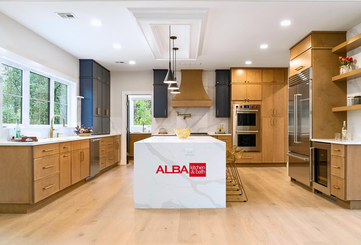 Our two-tone thin shaker cabinets were used in the design of this kitchen. Fresh finishes and streamlined, clean lines give the room a subtle sense of refinement. The waterfalls on the island’s sides and the quartz backsplah complement the contemporary kitchen design.
Kitchen Designer: Oguz
Photos & Video: Celine & John
#shakercabinets #fabuwood #countertops #kitchendesign #kitchencabinet @fabuwood