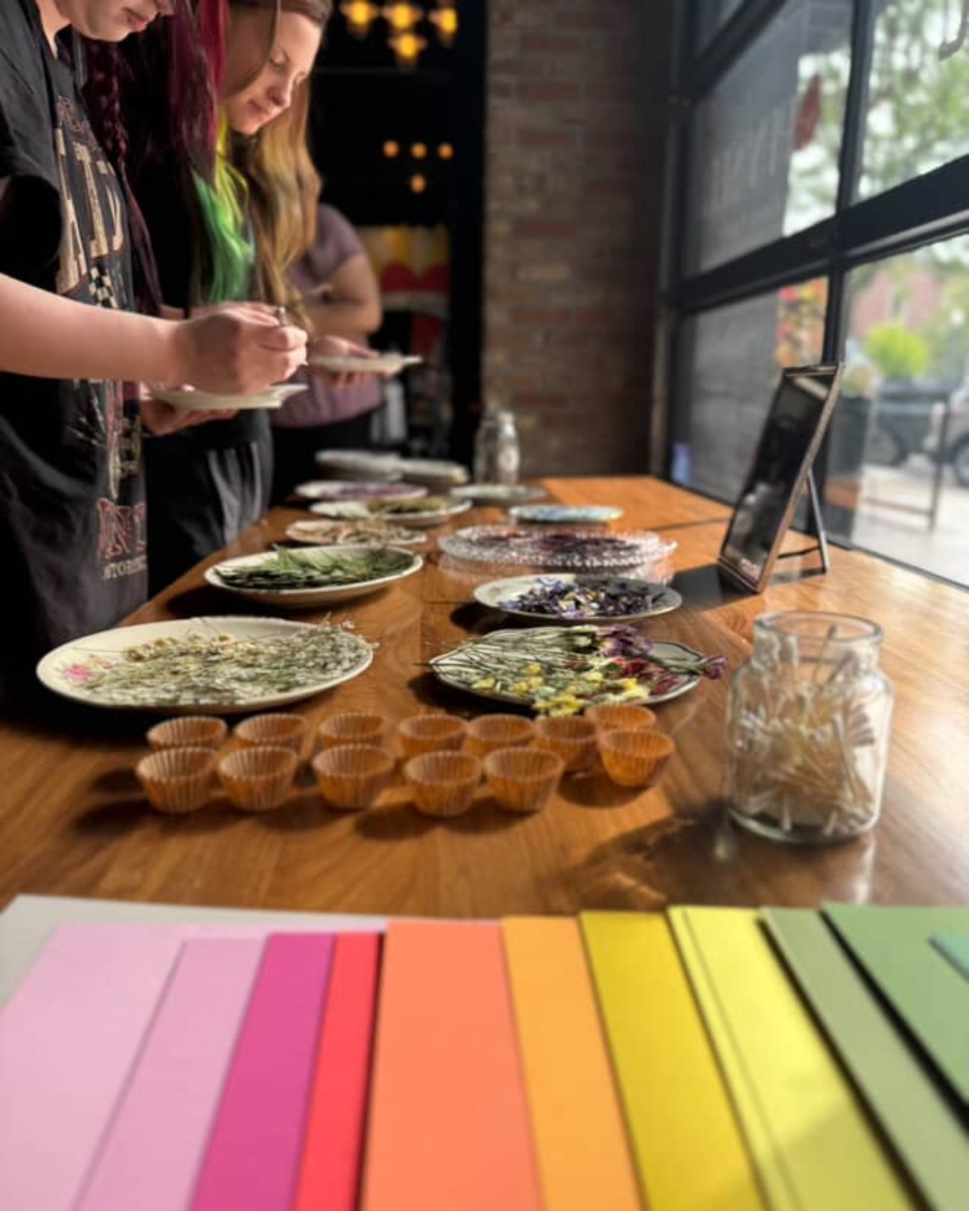 Turn a handful of flowers into something worth hanging up. The Pressed Flower Bar workshop is all about creativity, calm, and a little craft time. Use pressed blooms, a recycled frame, and whatever colors or photos speak to you. No pressure, no rules.. just good vibes and great petals.
Sunday, October 5th • 2 to 4 p.m.
Visit warehouseboise.com for tickets or click the 🔗 in bio
Presented by Lindsay Rae Art