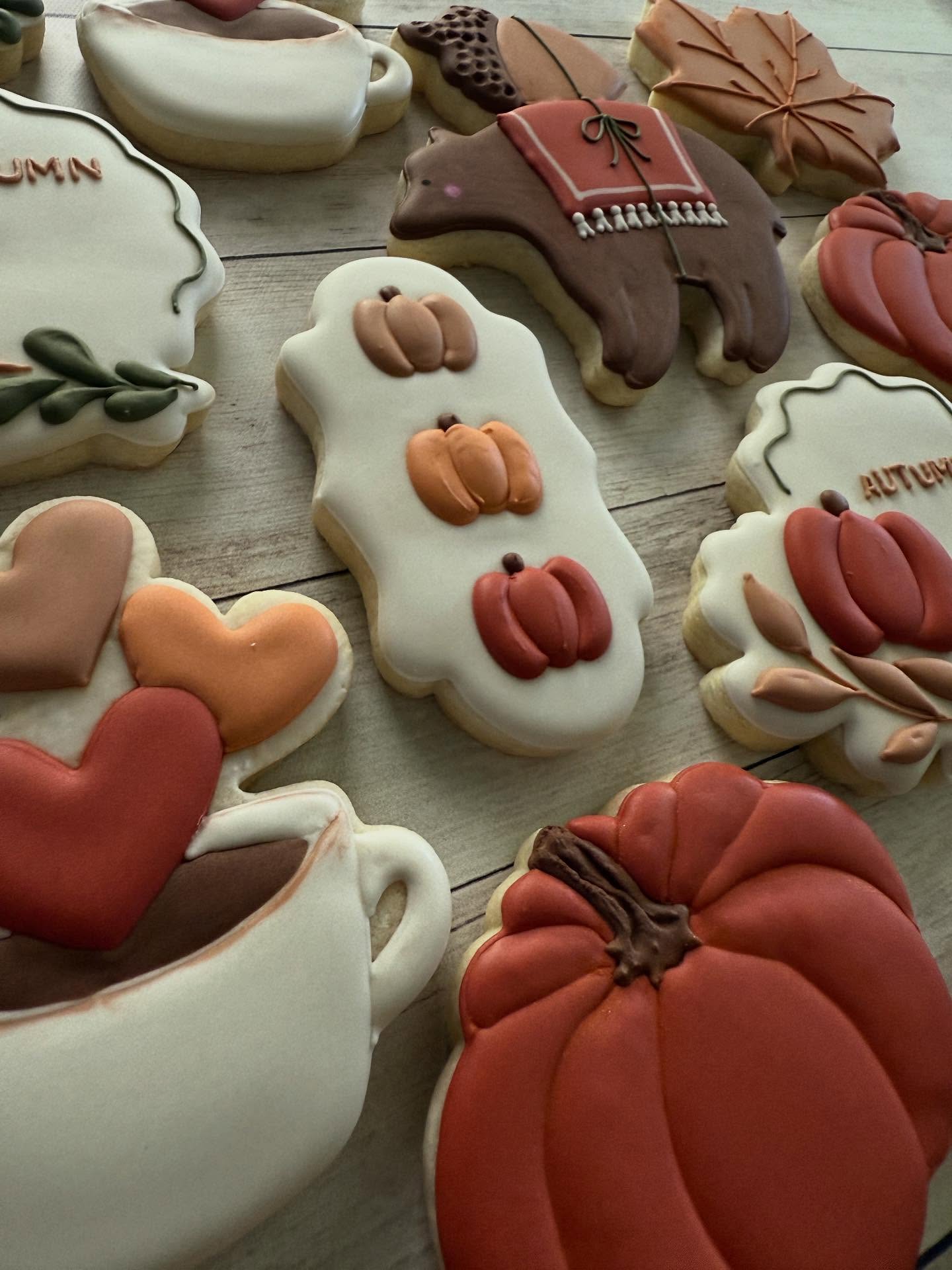 A pretty fall set as we head into October 🍂🍁 Pumpkins, cozy cups of coffee, and an appearance by the Acorn Bear - one of my favorites 🍁🍂
…
…
…
#somecookiesbecause_byduveen #decoratedsugarcookies #decoratedsugarcookiesofinstagram #lincolnnebraska #lincolnccokies #nebraskacookiers #geschenkeausderküche #backenmitliebe #pumpkincookies #lanterncookies #fallcookies #autumncookies #coffeecupcookies #acornbear
