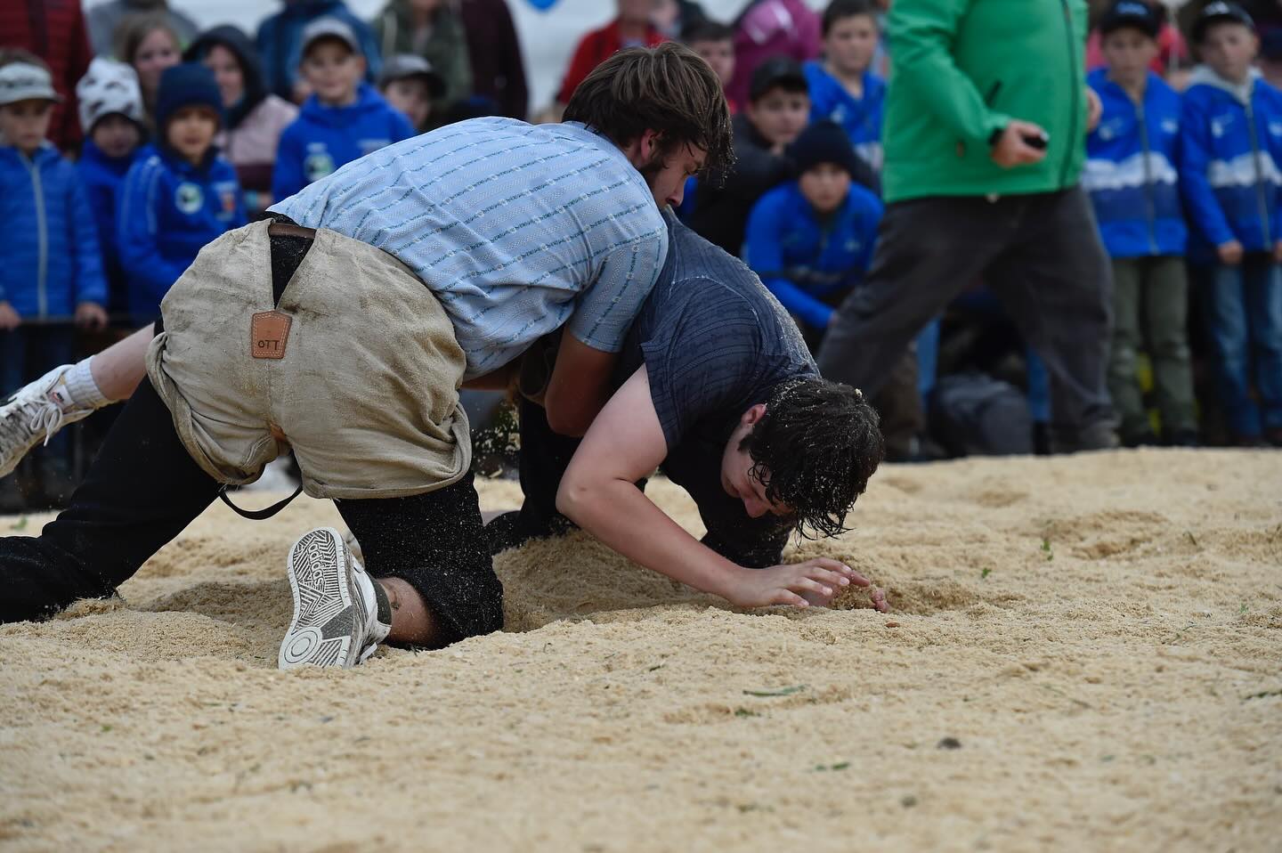 Bündner Schlussgang im Thurgau!
Auch beim Nachwuchs ist die Saison noch nicht zu Ende. Beim Wega Buebeschwingfest in Weinfelden standen sich heute im Schlussgang der ältesten Kategorie (Jg. 2010/11) der Muttner Sämi Moser und der Bonaduzer Fadri Clopath gegenüber (Bild). Moser siegte und durfte so einen weiteren Festsieg feiern. Gratulation! Einige weitere Bündner erzielten gute Resultate. Ranglisten auf ESV-Website.
📸: Jakob Heer
#Schwingen #Tradition #Graubünden #Weinfelden #Thurgau