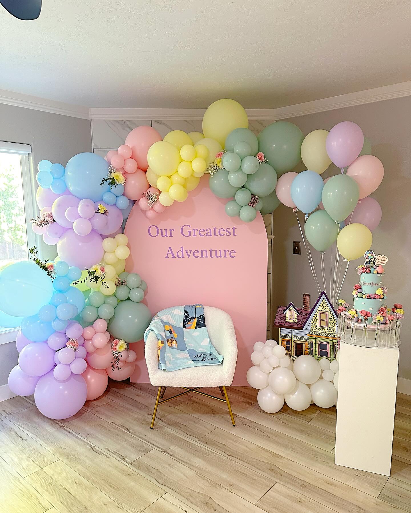Our dream baby shower! Where baby in bloom meets UP, with lots of flowers, pastels, and tons of balloons. It was all so perfect! I want to give a huge shout out to Julie with @prettyevent.rentals and Molly from @hellohoneyboise for bringing our dream baby shower vision to life. Every detail was perfect💖
#babyshower #babyinbloom #upbabyshower #boisebakery #boisecustomcakes #floralbabyshower