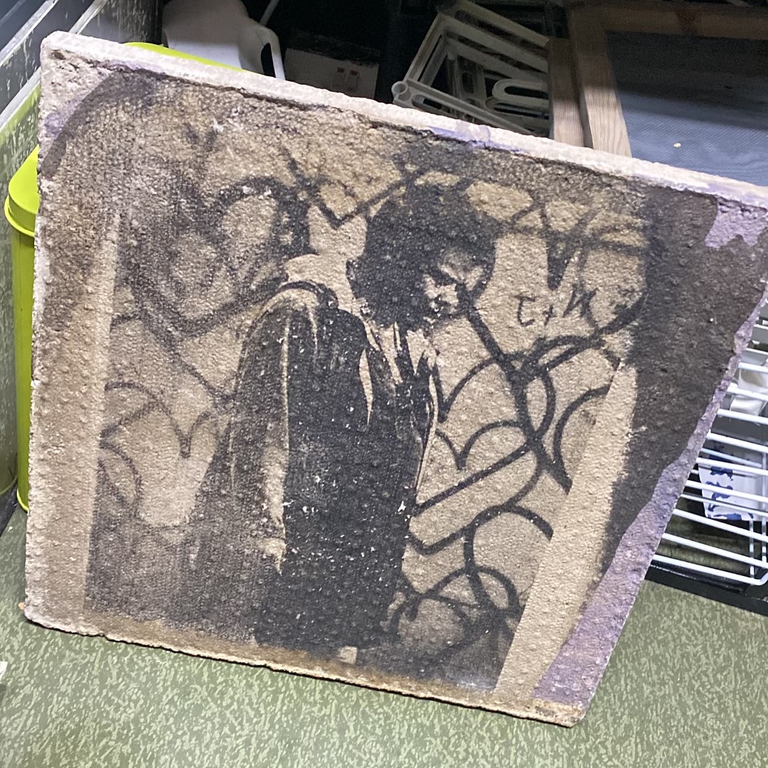 🤘🏻Talk about dedication! Morgan @mcampbell.media had a vision - to turn paving slabs into art using the darkroom. Fast forward to an A* grade at A Level! Morgan's passion for analogue processes shines through in every piece. What an achievement!
Check out more of Morgan’s vision here @mcampbell.media 👀
——-
#alevel #darkroom #analog #analogue #analoguephotography #analoguepeople #liquidlight #lightsensitive #darkroomprint #altphoto #alternativephoto #alternativephotography #hernebay #thanet #margate #whitstable #canterbury #kent #eastkent #alevelart #hernebaykent