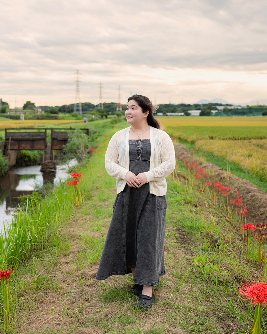 ✨ Portrait session in a quiet countryside of Kanagawa ✨
By the stream lined with red spider lilies, we walked through golden rice fields and captured a serene moment in Shonan. 🌾📸
#ShonanPortraits #KanagawaCountryside #VacationPhotographyJapan #ShonanExperience
#Shonan #Kanagawa