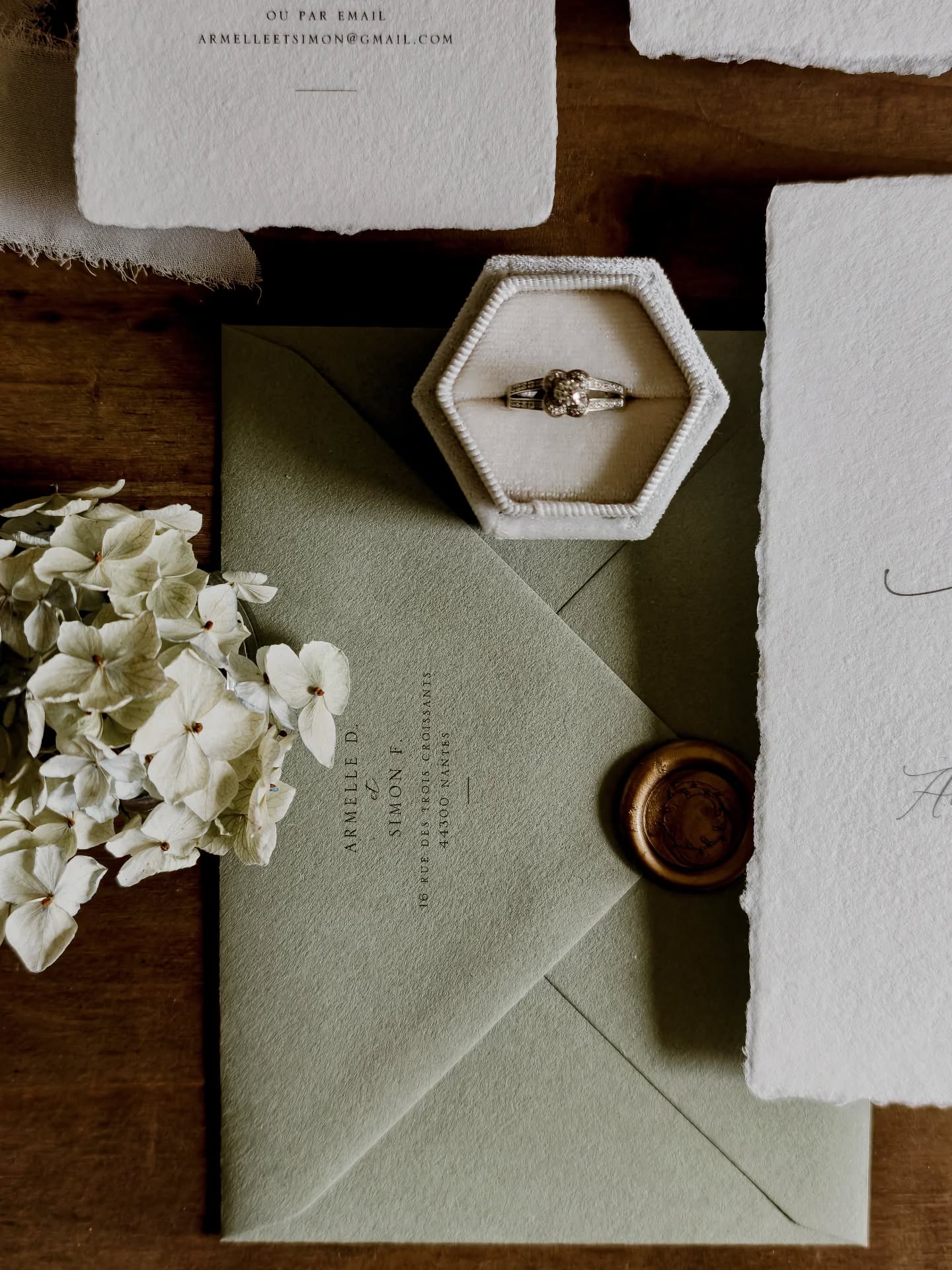 D É T A I L S.
.
.
#papeteriemariage #fairepartmariage #papierartisanal #cachetdecire #papeterieartisanale #fairepartsurmesure