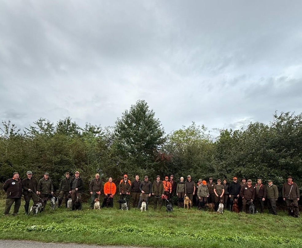 Anfang September fanden im Hegering Dinklage die HZP und die Brauchbarkeitsprüfungen statt.
Nach der Begrüßung durch die Dinklager Jagdhornbläser und die Prüfungsleiter ging es für die 3 Gruppen mit insgesamt 15 Hunden ins Revier.
Dort konnten die Hundeführer zeigen, was sie sich mit ihren Hunden erarbeitet haben.
In der HZP Gruppe konnte Konrad Bruckmann mit seinem Bretonen Vigo de la Plaine Marat mit 185 Punkten überzeugen.
Bei der Brauchbarkeitsprüfung hat sich Carsten Spree mit seiner GM Hündin Tilla sehr hervorgetan und wurde Suchensieger.
Wir bedanken uns bei den Richterteams für das faire Richten und wünschen allen Hundeführern viel Freude und Waidmannsheil bei den gemeinsamen Jagden mit ihren nun jagdlich brauchbaren Hunden.🌿
#hegeringdinklage #jagdhundeprüfung #hzp #brauchbarkeitsprüfung #jagdhund #jagdhornbläser #horüdho #dinklage