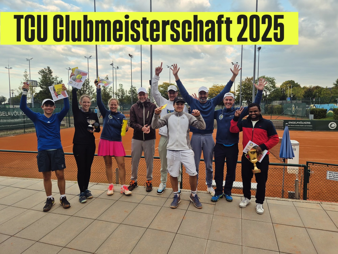 🎾 Clubmeisterschaft 2025 beim TC Unterföhring 🎾
Was für ein Samstag voller spannender Matches, toller Stimmung und großem Sportsgeist! 👏
🏆 Herren: Sriram siegt im Finale gegen Jonas
🏆 Nebenrunde: Konner gewinnt gegen Noah
🏆 Damen: Ineke gewinnt gegen Martina
🏆 Herren 50: Eric setzt sich gegen Helmut durch
🏆 Padel-Premiere: Peter & Lars holen sich den Sieg im Doppel gegen Fabi & Martin
Vielen Dank an alle Spieler:innen!
Wir freuen uns schon auf nächstes Jahr – gleiche Freude, neue Matches! ✨