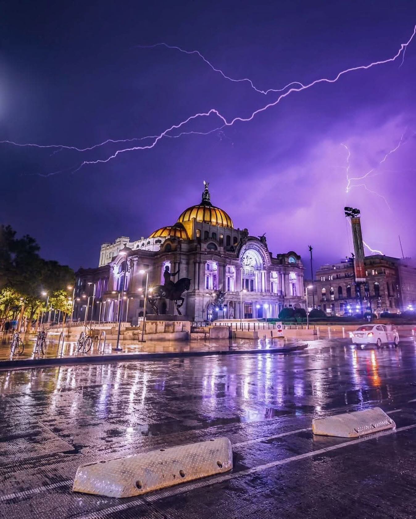 🏛️ Hoy celebramos un aniversario más del Palacio de Bellas Artes, el máximo recinto cultural de México y uno de los íconos arquitectónicos más bellos del mundo.
Inaugurado en 1934, este majestuoso lugar ha sido escenario de óperas, conciertos, exposiciones y grandes momentos artísticos que han marcado la historia de nuestro país. 🇲🇽🎶🎨
Visitarlo es viajar en el tiempo, admirar sus murales, su arquitectura única y dejarse envolver por el arte en todas sus expresiones.
Fotografia: IG @oscar._.damian
#PalacioDeBellasArtes #CDMX #CulturaMexicana #ArteYHistoria #OrgulloMexicano #AniversarioBellasArtes #guiasdeturistasmexico #guiasdeturismo #mexico #fyp #fypシ #guiasdeturistas #guiasdeturismo #touristguide #guiascertificados #mexicocity #fotografíademéxico #mexicomagico #cdmx #mexicotravel #mexicodesconocido #conocemexico
