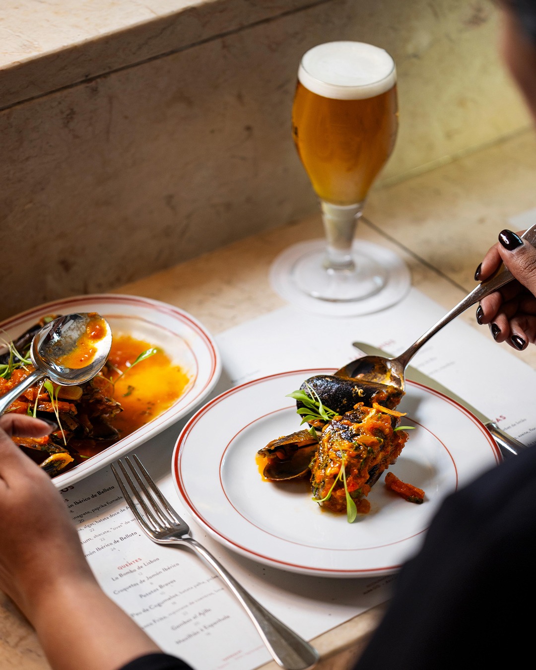 O nosso Mexilhão à Espanhola. É servido?
--
Our Spanish-style Mussels. Is it served?