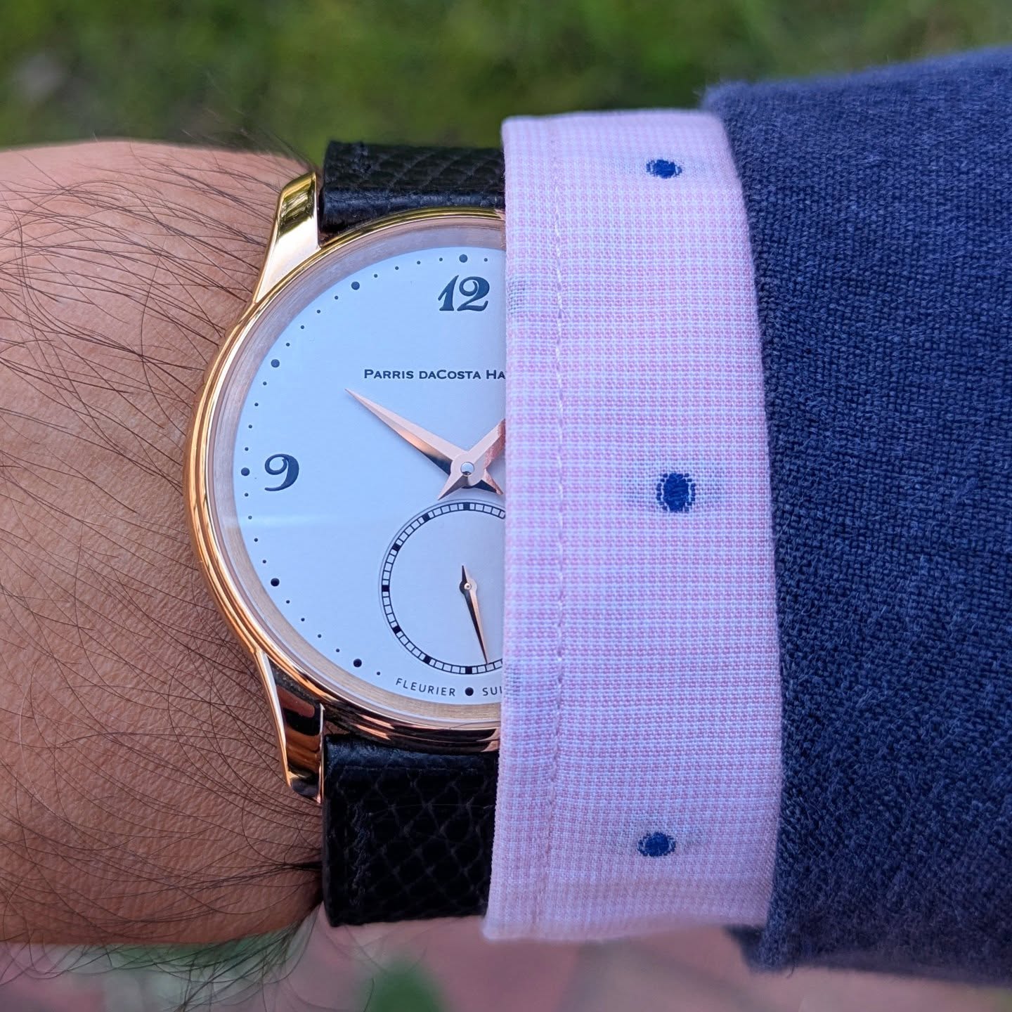 Kagamimochi in 18k rose gold. 39mm.
@tmlewin for the pink shirt, San Giorgio in Graca, Lisbon for the linen jacket.
#lafabriquedutemps #vauchermanufacture #metalem #pdch