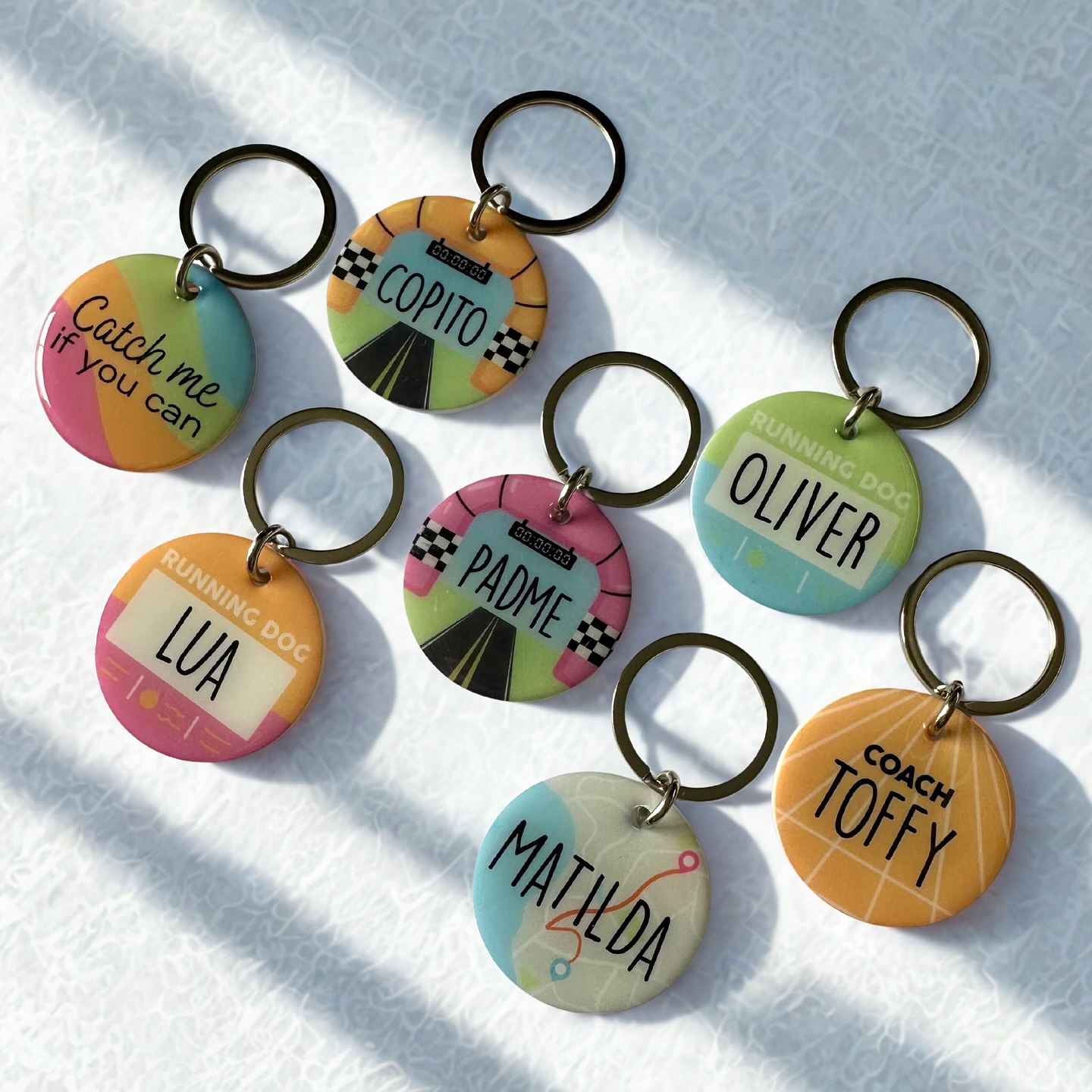 Ellos no cuentan los kilómetros, cuentan los momentos contigo ✨🐶🐱
La nueva Colección Runner está hecha para esos fieles compañeros que te acompañan en cada ruta o esperan en casa con ansias tu regreso 🧡
Pide su plaquita de identificación con nombre y teléfonos de contacto y corre con tranquilidad sabiendo que están seguros y protegidos 😌