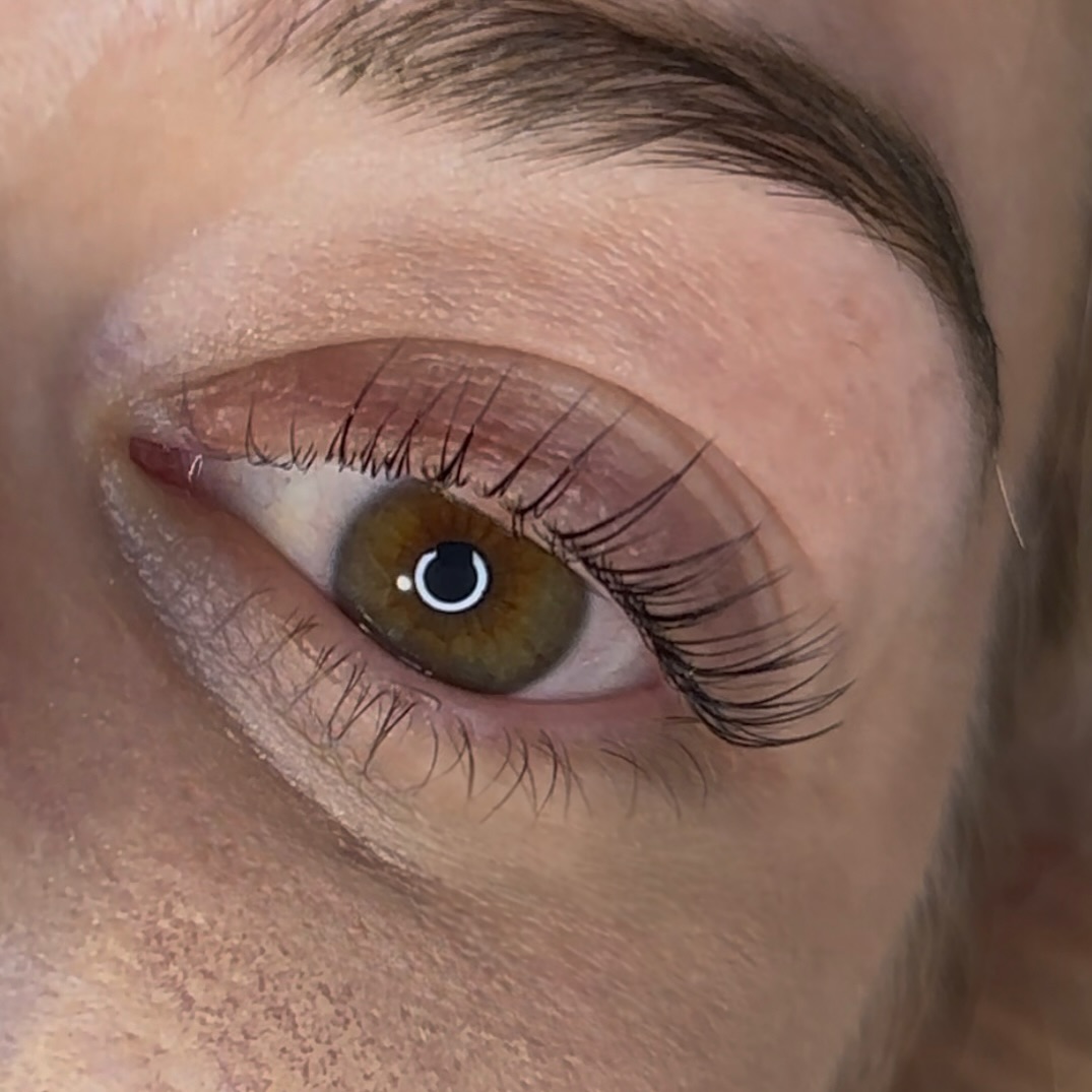 Cateye Keratin Lash Lift & Tint ✨🐱 adding a subtle outward sweep, creating a sultry inspired silhouette. This can help make eyes appear wider rather than rounder, meanwhile ensuring the natural arc and growth of her lashes. Add a little style to your lift!🫶🏻
#keratinlashlift #cateyelashlift #keratinlift #keratinlashinfusion #koreanlashlift
