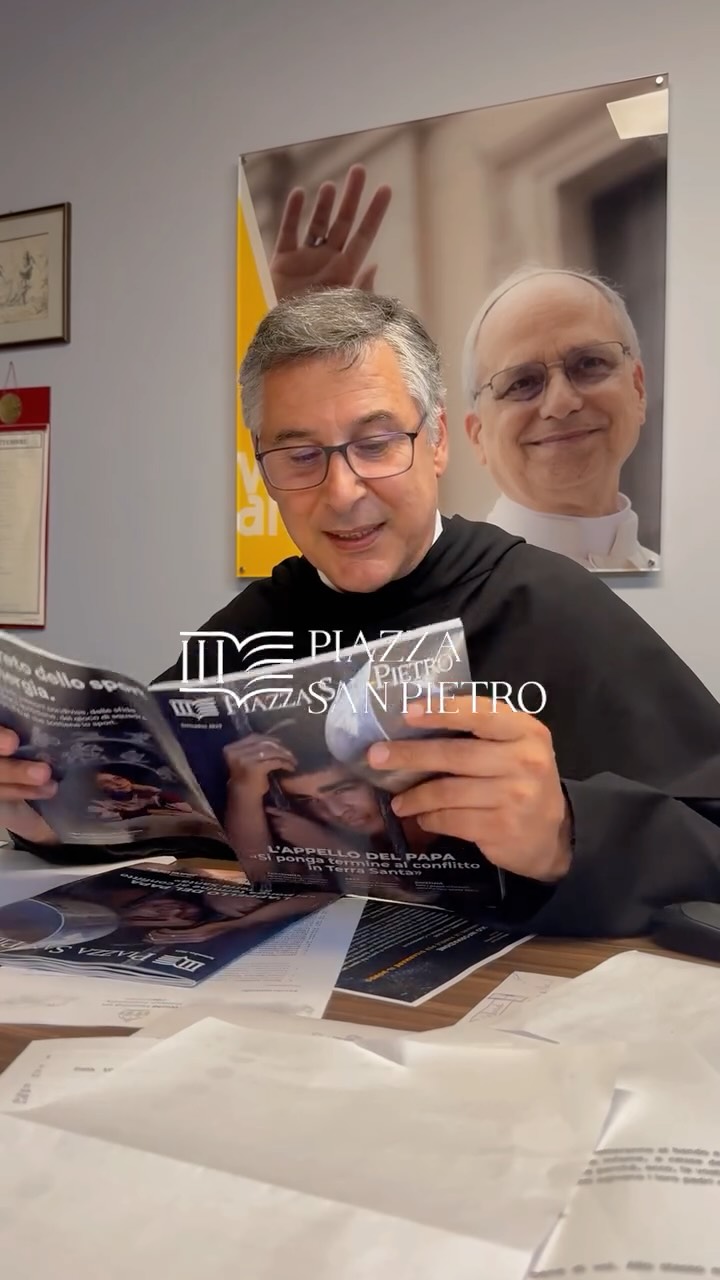 Due lettere, due storie diverse, unite da un unico filo: la ricerca di luce nelle fatiche della vita.
In questo nuovo appuntamento con #unminutoconpadreenzo, Padre Enzo Fortunato condivide due testimonianze che aprono uno spazio di riflessione profonda.
📩 La prima è di un giovane papà che, guardando i suoi figli, non riesce a trattenere le lacrime davanti alle immagini di guerra dalla Palestina.
📩 La seconda è di una donna che, pur tra difficoltà economiche e solitudine, chiede soltanto preghiera e coraggio per affrontare la vita.
✨ Due voci che ci invitano a fermarci, a pregare e a ritrovare speranza.
👉 Guarda il video completo, segui @piazzasanpietromagazine e sfoglia gratuitamente la rivista online sul nostro sito.