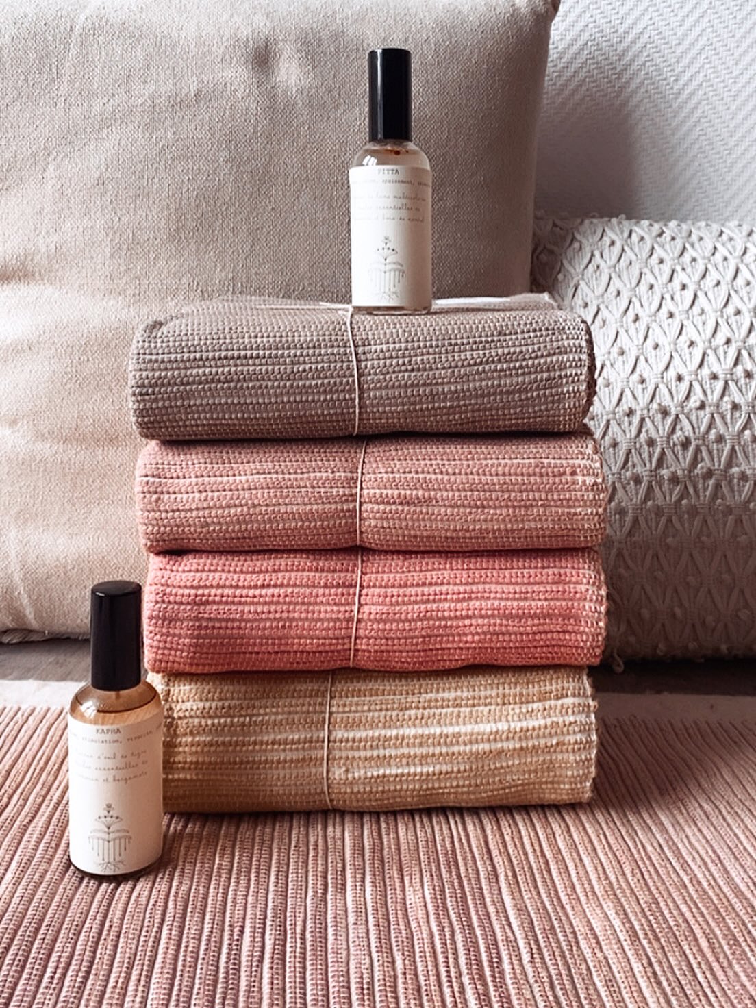 • AYURVEDA •
@deuria.official et moi, nous croyons en la puissance de la médecine Ayurvédique et c’est la raison pour laquelle nous avons créé des produits qui l’invitent dans nos quotidiens.
🧘🏼♀️
S’asseoir, méditer ou faire du yoga sur un tapis tissé main et en caoutchouc naturel, c’est vivre une expérience visuelle, énergétique et olfactive de grande qualité.
Les plantes utilisées pour teindre les tapis ont des vertus propres qui au delà de la beauté des couleurs, offrent leurs bienfaits pendant nos pratiques.
🩶 Le gris vétiver ENRACINANT combat la nervosité, le stress et aide à se reconnecter à son corps et s’enraciner. Parfait pour équilibrer le dosha VATA.
❤️ L’aubergine HARMONISANT offre les propriétés du bois de santal et du vétiver en y ajoutant celles du triphala, principal réméré utilisé depuis plus de 3000 ans en ayurveda pour favoriser la santé et la longévité.
Il harmonise les 3 DOSHAS.
🩷 Le corail ÉNERGISANT est particulièrement adapté pour les personnalités de type KAPHA.
Le bois de sappan favorise la circulation sanguine et est anti bactérien.
Le bois de santal, très rare et précieux est réputé pour etre aphrodisiaque, antidépresseur et agir sur les systèmes lymphatique, nerveux et cardiovasculaire.
💛 Le jaune ANTI-INFLAMMATOIRE est excellent pour les TROIS DOSHAS.
Le curcuma est connu pour ses propriétés antioxydants, il aide à lutter contre le stress et renforce le système immunitaire.
Pour les brumes ayurvediques :
🌱 VATA apporte protection, ancrage, confiance et intuition avec :
• ylang-ylang pour retrouver plaisir et spontanéité
• sauge sclarée qui chasse les angoisses et l’anxiété.
• pierres d’agate qui calment, apaisent et permettent d’avoir les idées claires.
☁️ PITTA apporte douceur, calme, apaisement et sérénité avec :
• lavande qui rafraîchit et calme.
• bois de santal qui apporte apaisement et confiance en soi
• pierres de lunes multicolores pour se reconnecter au Yin
🌞 KAPHA apporte optimisme, stimulation, vivacité et joie avec :
• romarin qui vivifie et ramène de la joie de vivre
• bergamote citronnée pour retrouver la volonté d’entreprendre
• pierres d’œil de tigre pour dépasser ses peurs