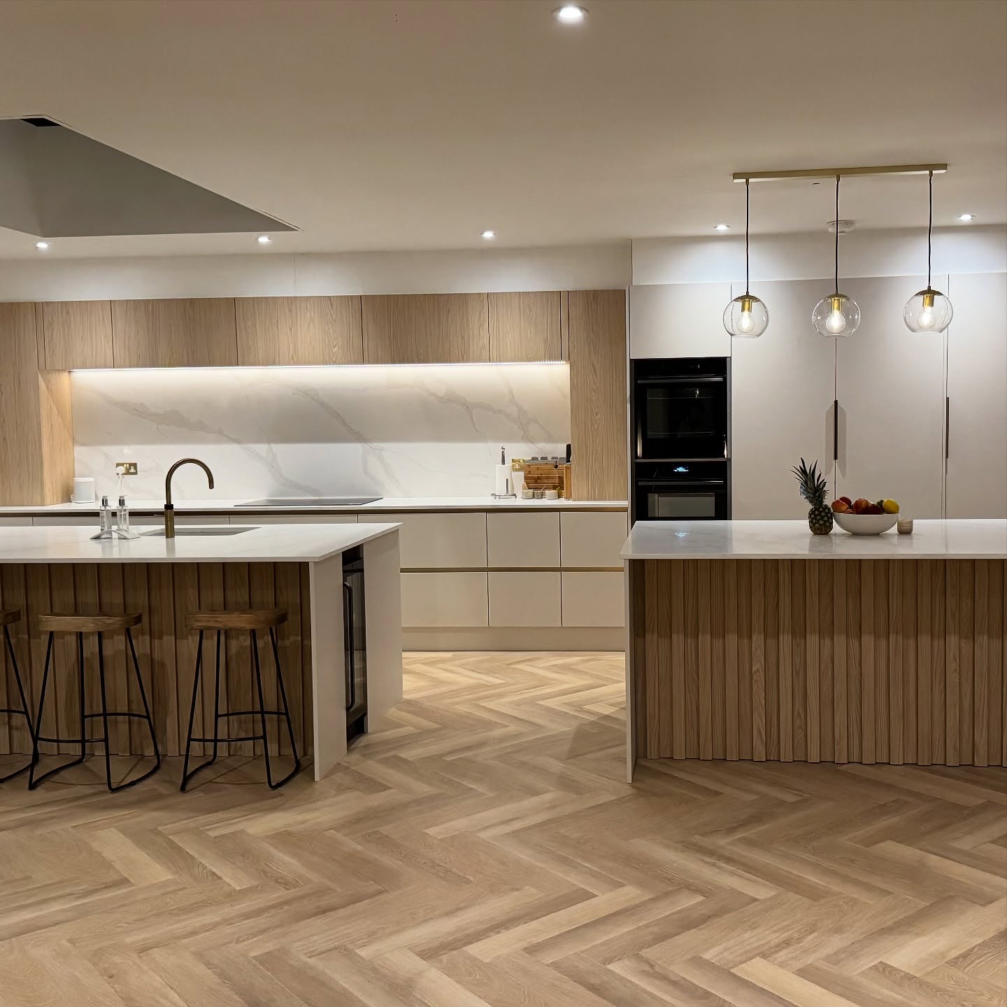 When one island isn’t enough, why not have two?! 🤯
We love these snaps from one of our lovely clients enjoying their brand new Stone Company worktops married to their @burton_living bespoke kitchen 😍
Get in touch on 01279 927096 to discuss your next project!
#stoneworktops #kitcheninspo #thestonecompany