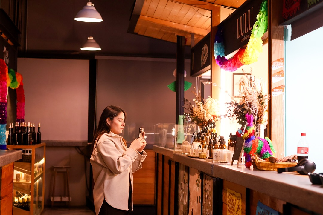 Te aseguramos que esta persona vas a ser tú cuando pises por primera vez Mercado del Carmen.
Cada tienda y cada producto lleva la esencia de las personas que lo crearon.
Te esperamos todos los días desde las 12 del día. 🙌🏼