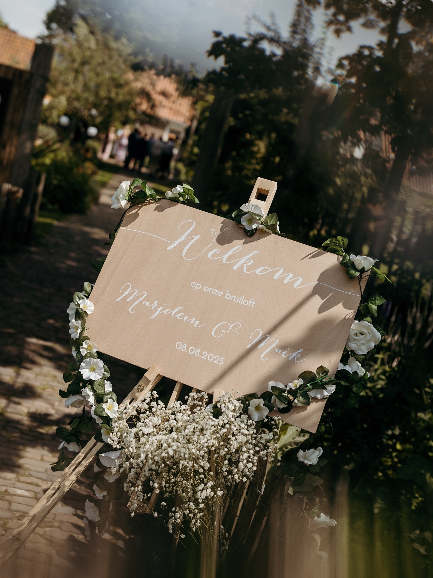 Nog even terug naar deze bijzondere dag van M&M ๐. De dag begon bewolkt, maar al gauw kwam het zonnetje door, en die is daarna niet meer weggegaan, heerlijk!
โs Ochtends, na het klaarmaken en de first look, hebben we de planning hals over kop nog omgegooid om toch even langs opa te rijden, die รฉรฉn dag voor de bruiloft in het ziekenhuis terecht was gekomen ๐ฅบ.
En wat was opa ontroerd toen dit prachtige bruidspaar ineens binnenstapte.
De dag vervolgde zich met een liefdevolle ceremonie, leuke games en hilarische speeches. Als afsluiter een groot feest waar iedereen helemaal losging! ๐ฅ
Het blijft zo bijzonder om zulke dagen van zo dichtbij mee te mogen maken als fotograaf. Dankbaar voor mijn beroep! โจ๐ธ