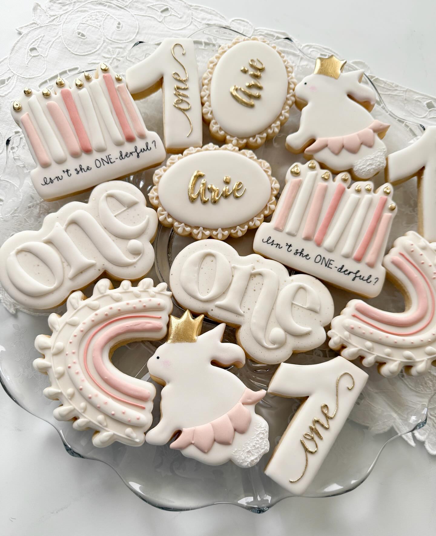 White & gold for little Arie's very first birthday ... plus a touch of pink, plenty of puff, and a sprinkle of whimsy! I had so much fun with this set ❤️
...
...
...
#somecookiesbecause_byduveen #decoratedsugarcookies #decoratedsugarcookiesofinstagram #lincolnnebraska #lincolnccokies #nebraskacookiers #geschenkeausderküche #backenmitliebe #firstbirthdaycookies #numberonecookies #rainbowcookies #ballerinabunnycookies