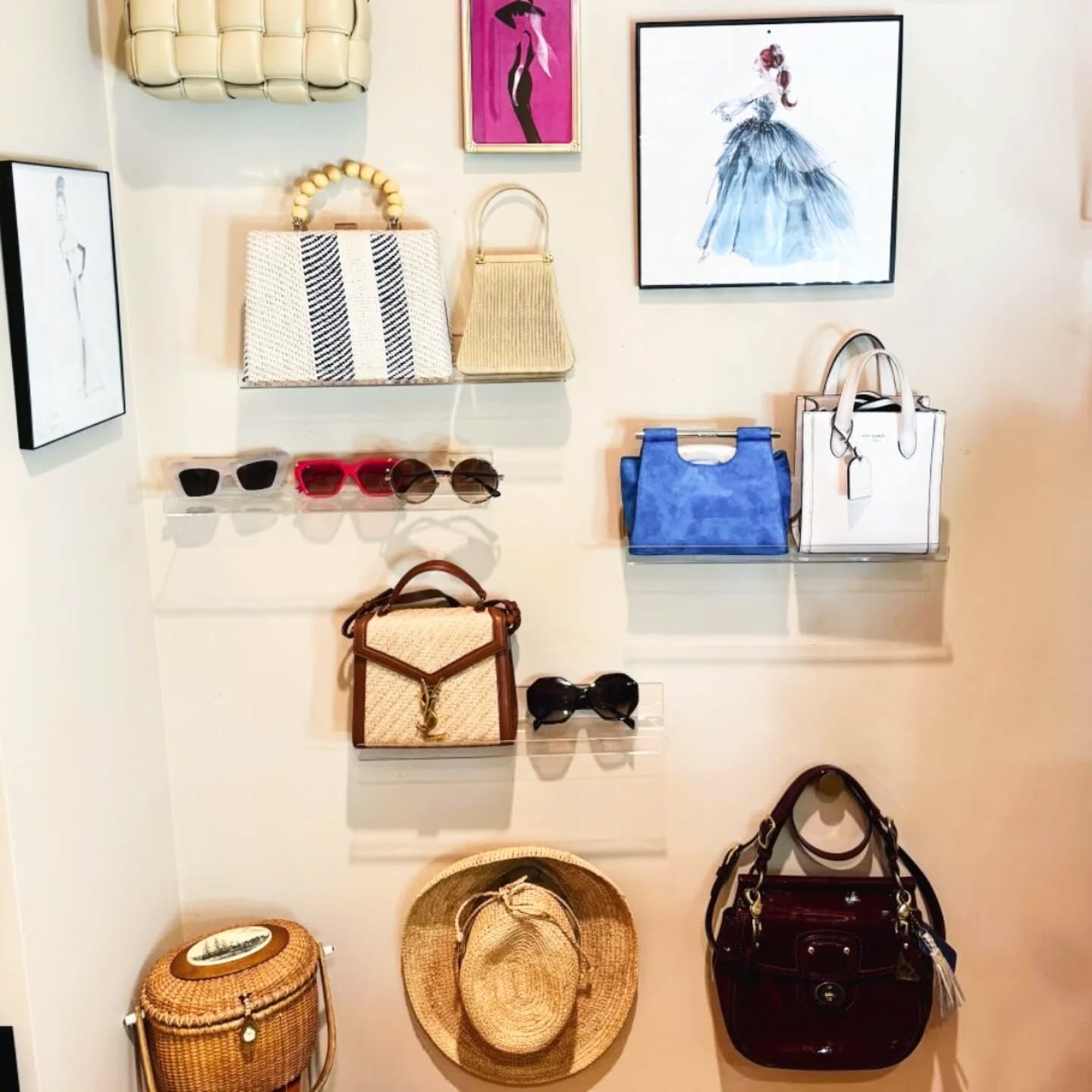 Raise your hand ✋🏻 if you need a styled purse and accessory wall.
#organizingobsession #organizeyourstuff #closetorganization #professionalorganizer #bayareaorganizer #amscotthome