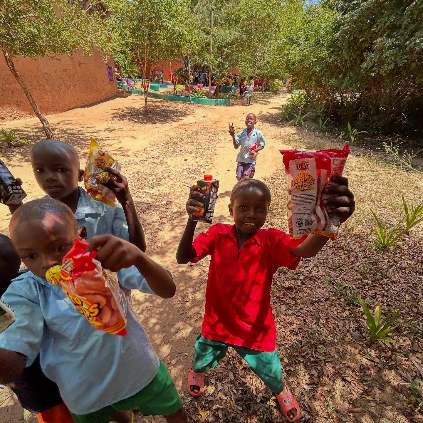 It was a pleasure to finally have @barnasfredspris at Eco Moyo! 🩵💙
They have supported us with a few different projects over the years but they have always been our main sponsor for our porridge!! For many many years they have secured our students a nutritious breakfast every day 🫶🏼
So nothing was more fitting that they brought some sweets to give out to all the children - as you can see brought a lot of joy 😍😍