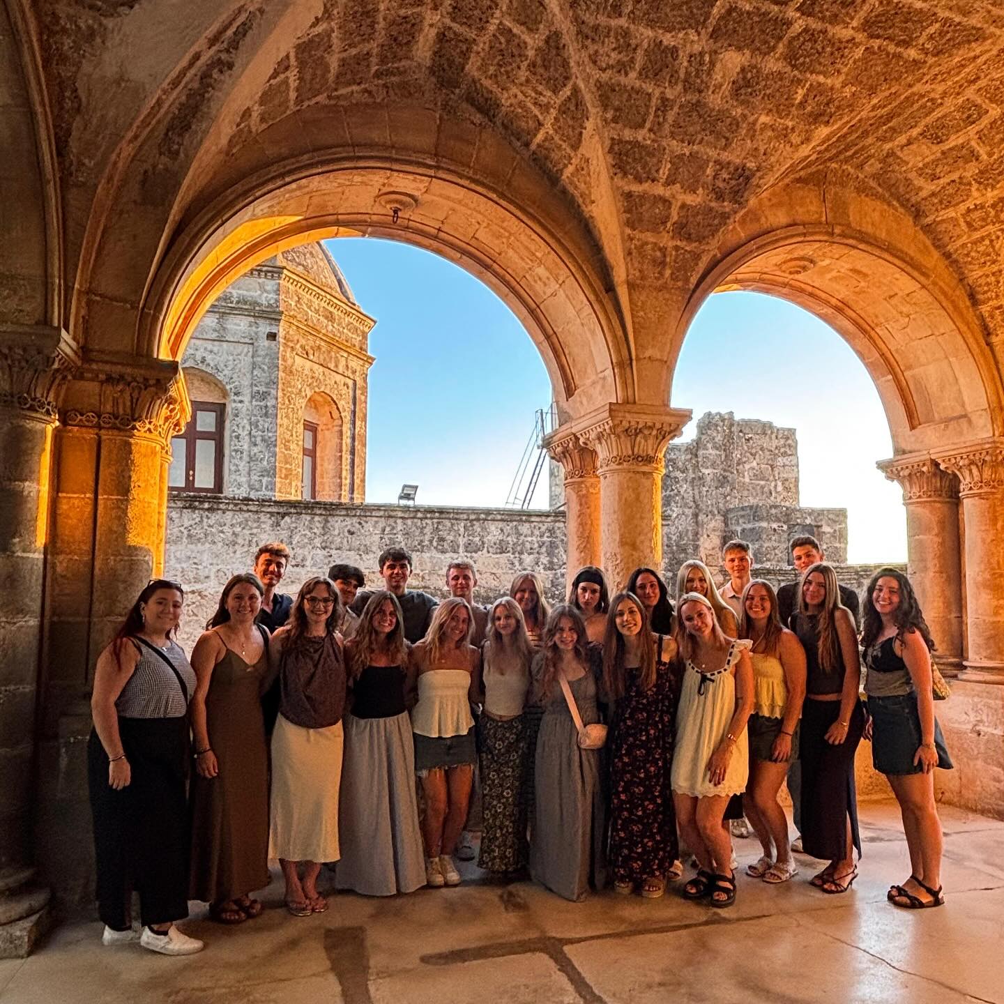 Our Fall ‘25 cohort kicked off their first Social Justice Travel in beautiful Puglia! ☀️
Over the course of an incredible week, students immersed themselves in local traditions, learned about sustainable tourism, and connected deeply with the community. 🌱
We explored the Castello di Carovigno @musbicarovigno and walked through the breathtaking Torre Guaceto natural reserve @thalassiacooperativa. We met students from Liceo Linguistico Palumbo @palumbinsta, who guided us through Brindisi, followed by a memorable evening with Comunità Africana Brindisi @comunitaafricanabrindisi @drissa19, sharing food, listening to stories, and engaging in a powerful panel on war and migration. We also connected with inspiring companies like Il Contadino @ilcontadino.it and X-Farm @xfarmagricolturaprossima, where students discovered how agriculture on land reclaimed from the mafia can become a tool for social change, and experienced firsthand the power of manual work in the fields. Of course, no trip to Puglia would be complete without dancing “la pizzica” with locals! 💃
Every moment was filled with discovery, and while enjoying amazing food, we gained new perspectives on migration, sustainability, and community resilience.
The Puglia experience showed our students what the Italy Center’s mission of Social Justice looks like in action: addressing issues of discrimination, migration, and the environment while celebrating culture and human connection.
Grazie, Puglia and all of our Community Partners, for welcoming us with so much warmth! 💙
Next stop: Trieste! 🚆