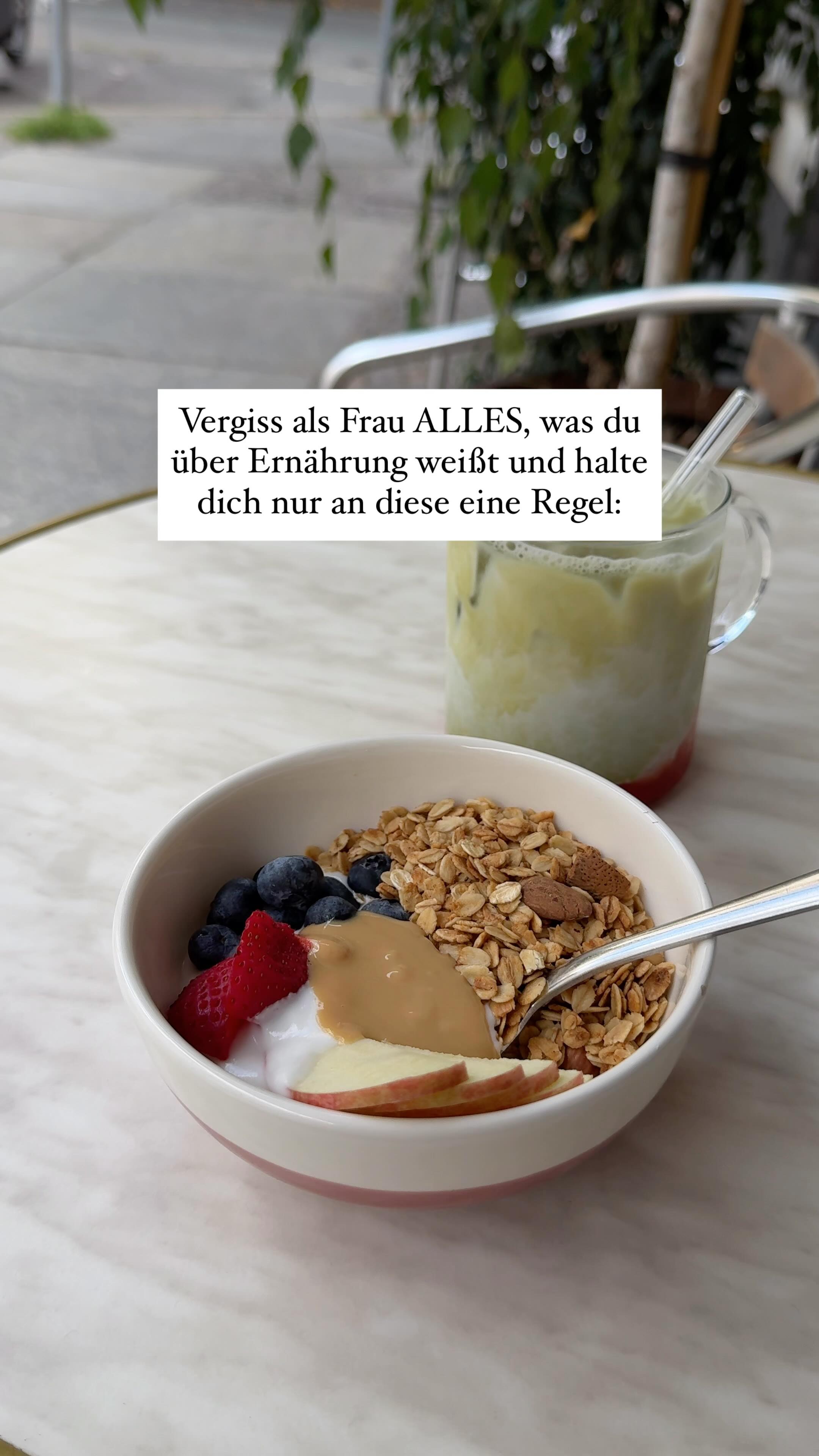 Dein weiblicher Körper tickt nicht wie ein 24h-Maschinensystem (so wie bei Männern 😉).
Er lebt in Zyklen – und genau da liegt deine Superpower.
Wenn du das ignorierst, kommt’s oft zu Heißhunger, PMS, Stimmungsschwankungen oder Stillstand beim Abnehmen.
Jetzt kommt der Clou - du kannst deinen weiblichen Zyklus als Roadmap für dich nutzen und so ohne Verzicht und Frust, dein Wohlfühlgewicht halten und lästige Beschwerden verabschieden. Klingt zu gut um wahr zu sein? Dann passt mal auf:
🌙 Menstruationsphase
Dein Körper arbeitet auf Hochtouren, Energie ist niedriger.
→ Wärme Lebensmittel helfen dir jetzt: Suppen, nährende Currys & gesunde Fette.
🌱 Follikelphase
Die Energie steigt, dein Stoffwechsel kommt in Schwung.
→ Proteinreich essen, grünes Gemüse & fermentierte Lebensmittel bereiten dich für den anstehenden Eisprung vor.
☀️ Ovulation
Dein Energy & Glow Peak!
→ Frisches, buntes Essen: Obst, Ballaststoffe, Antioxidantien.
🍂 Lutealphase
Dein Körper verlangt nach Stabilität & Nährstoffen.
→ Komplexe Carbs (z. B. Süßkartoffeln, Quinoa), gesunde Fette & Magnesium bringen Balance.
💫 Das verändert sich für dich:
• Weniger Heißhunger
• Weniger PMS
• Mehr Energie & Wohlgefühl
Dein Zyklus ist dein innerer Kompass.
Wenn du lernst, Ernährung & Bewegung daran auszurichten, wirst du nicht nur leichter abnehmen, sondern dich auch verbundener, ausgeglichener und kraftvoller fühlen.
💌 Schreib mir „Feminine Flow“, wenn du lernen möchtest, wie du wieder im Einklang mit deinem Zyklus lebst - für ein Leben im Flow 🫶🏼