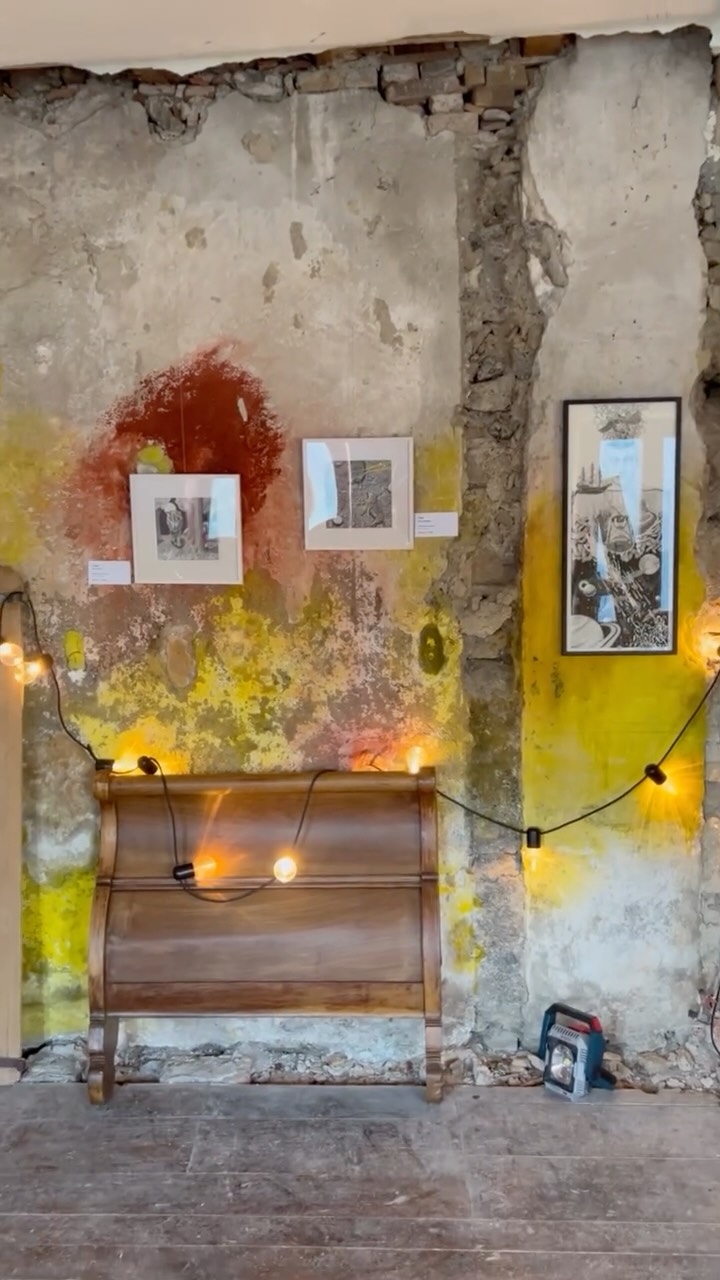 Thank you, Castello! It was an unforgettable weekend. ✨
My gratitude goes to Thomas and Sabrina from @casapopolare.art for the hospitality in this fairytale location.
Thanks to Albert Mayr @jonnyhawaiii for the amazing sound installation at the exhibition entrance.
So excited to see one of my artworks used on the signature wine label for @osteriala.lanterna! Thank you Pamela!
A huge thank you to everyone who came to visit me, for the words we shared, and for those you left me in the guestbook.
I send a hug to all of you! ❤️🤗
#valsolda #contemporaryart #surrealism #mostra #fineart