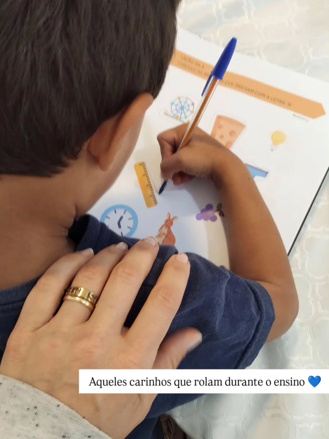 A resolução da foto não está muito boa, mas o que ela transmite é o que importa!
Quando paramos ao lado de uma criança para ensinar - qualquer coisa - e olhamos em seus olhos, fazemos um carinho e demonstramos que realmente nos importamos com ela, o aprendizado acontece com mais facilidade, sabia?
O amor é a cola do saber 💓