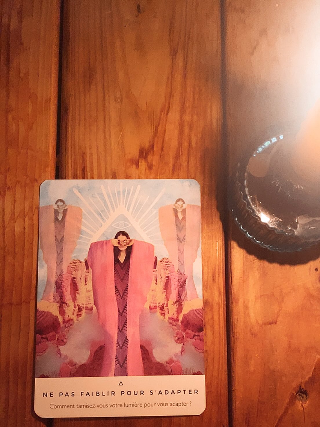 • AUREVOIR SEPTEMBRE •
Vendredi, nous nous sommes offert une cérémonie de clôture du mois de septembre et ça y est, nous vivons les dernières heures avant d’entrer dans octobre.
J’avais envie de vous partager le message de la carte que nous avions tiré à cette occasion.
Elle nous parle de ne pas se diminuer pour ou à cause de quelqu’un ou même d’un événement.
Je sais au combien c’est difficile quand nous sommes challengé(e)s et déçu(e)s.
Je sais qu’il est facile de perdre espoir, joie et confiance.
Mais ne laissons pas ces coups durs nous éteindre, nous faner.
🥀
« Les fleurs ne s’ouvrent ni ne se ferment en fonction de ce qui s’approche d’elles. Elles s’épanouissent et montrent leur beauté en toute autonomie. »
Offrons nous (et offrons au monde) notre parfum, notre lumière, notre amour, notre créativité quoi qu’il arrive à l’extérieur.
La carte parlait aussi des relations.
« C’est ainsi, toutes les personnes que vous rencontrez ne sont pas destinées à être dans votre vie pour toujours. Mais les leçons qu’elles vous enseignent peuvent demeurer éternellement présentes. »
🍁🌸🍁
En cette fin de septembre, en cette entrée au coeur de l’automne, je nous invite à remercier tout ce qui n’a plus sa place dans nos vies, ce qui nous a blessé, déçu et laisser partir.
Laisser partir pour faire de la place à du plus beau, aligné, respectueux, vrai, solide, aimant, chaleureux, pure.
🌬️
Oui la vie est parfois improbable et certaines personnes nous blessent profondément mais je crois au karma qui se charge du reste…
✨
Merci pour le nettoyage.
Merci pour les cadeaux qui sont déjà en chemin.
Merci pour tout ce qui est déjà là.
Merci à toutes les merveilleuses personnes qui m’apportent tant chaque jour.
Je vous aime et je sais que vous vous reconnaîtrez ❤️